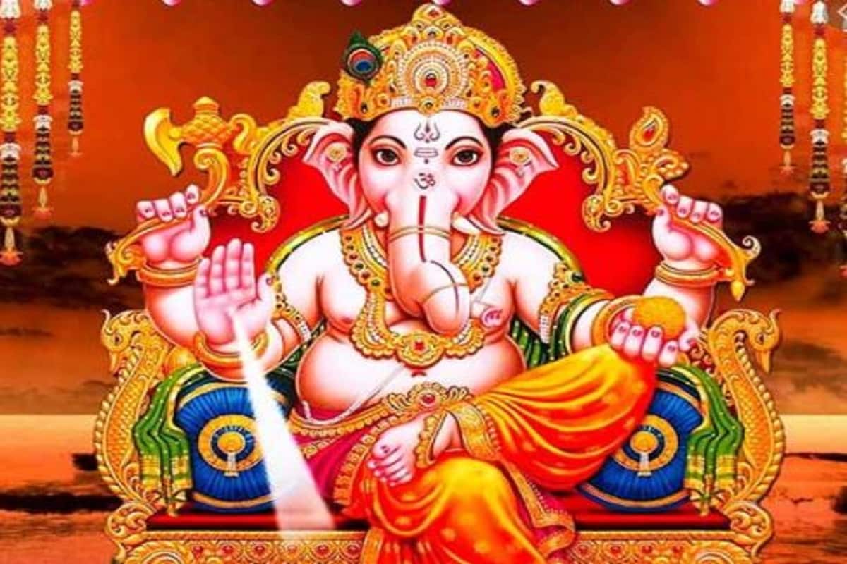 সর্বপ্রথমে গণেশ ত্রিলোক পরিক্রমা করেন, সেই কারণেই সে শ্রেষ্ঠ এবং তাঁর পুজো প্রথম করা হয়ে থাকে। এরপর সমস্ত দেবতা তাঁর উপাসনা করেন, কিন্তু চন্দ্র তা দেখে হাসছিলেন। কারণ চন্দ্র তখন নিজের সৌন্দর্যে গর্বিত ছিল। অন্যান্য দেবদেবীদের মতো চাঁদ গণেশের উপাসনা না করায় গণেশ রেগে চন্দ্রকে অভিশাপ দেন। সর্বপ্রথমে গণেশ ত্রিলোক পরিক্রমা করেন, সেই কারণেই সে শ্রেষ্ঠ এবং তাঁর পুজো প্রথম করা হয়ে থাকে। এরপর সমস্ত দেবতা তাঁর উপাসনা করেন, কিন্তু চন্দ্র তা দেখে হাসছিলেন। কারণ চন্দ্র তখন নিজের সৌন্দর্যে গর্বিত ছিল। অন্যান্য দেবদেবীদের মতো চাঁদ গণেশের উপাসনা না করায় গণেশ রেগে চন্দ্রকে অভিশাপ দেন।