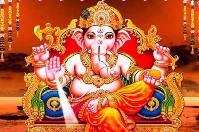 সর্বপ্রথমে গণেশ ত্রিলোক পরিক্রমা করেন, সেই কারণেই সে শ্রেষ্ঠ এবং তাঁর পুজো প্রথম করা হয়ে থাকে। এরপর সমস্ত দেবতা তাঁর উপাসনা করেন, কিন্তু চন্দ্র তা দেখে হাসছিলেন। কারণ চন্দ্র তখন নিজের সৌন্দর্যে গর্বিত ছিল। অন্যান্য দেবদেবীদের মতো চাঁদ গণেশের উপাসনা না করায় গণেশ রেগে চন্দ্রকে অভিশাপ দেন।