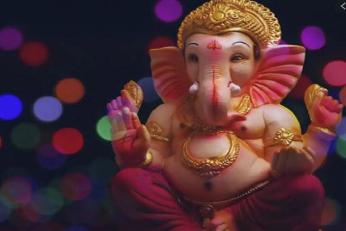 এমন সময়ে পথে একটা সাপ দেখে বাহনটি পিঠ থেকে গণেশকে ফেলে দিয়ে এক দৌড় দেয়! পড়ে গিয়ে একটি দাঁতের কিছুটা ভেঙে যায় গণেশের। সেই থেকে তাঁর নাম হয় একদন্ত। তা, এ হেন একদন্ত গজাননকে দেখে অট্টহাসিতে ফেটে পড়েন চন্দ্রদেব। ক্রুদ্ধ হয়ে গণেশ নিজের ভাঙা দাঁতটি ছুড়ে মারেন তাঁর দিকে। অভিশাপ দেন- চন্দ্রের কলা বা জ্যোতি ক্ষয়প্রাপ্ত হবে। যে রূপের জন্য তাঁর এত দম্ভ, তা আর কোনও দিনই দেখতে পাবে না কেউ! এমন সময়ে পথে একটা সাপ দেখে বাহনটি পিঠ থেকে গণেশকে ফেলে দিয়ে এক দৌড় দেয়! পড়ে গিয়ে একটি দাঁতের কিছুটা ভেঙে যায় গণেশের। সেই থেকে তাঁর নাম হয় একদন্ত। তা, এ হেন একদন্ত গজাননকে দেখে অট্টহাসিতে ফেটে পড়েন চন্দ্রদেব। ক্রুদ্ধ হয়ে গণেশ নিজের ভাঙা দাঁতটি ছুড়ে মারেন তাঁর দিকে। অভিশাপ দেন- চন্দ্রের কলা বা জ্যোতি ক্ষয়প্রাপ্ত হবে। যে রূপের জন্য তাঁর এত দম্ভ, তা আর কোনও দিনই দেখতে পাবে না কেউ!