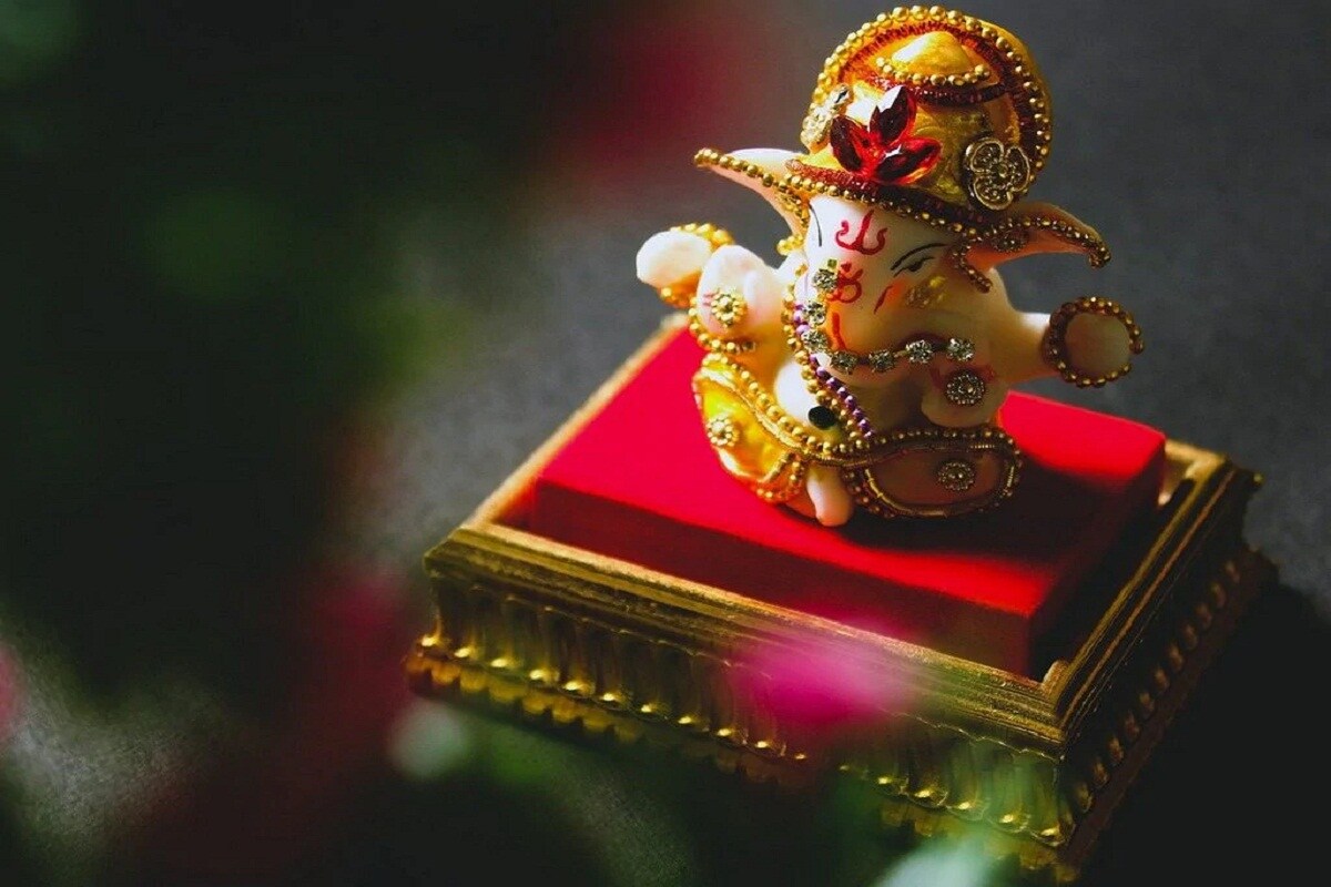 তবে জন্মতিথি নিয়ে যতই মতভেদ থাক না কেন, একটি বিষয়ে কিন্তু কোনও বিরোধ নেই- আজকের রাতে চাঁদ দেখা মানে মহাপাপ! যিনি চাঁদ দেখবেন, তাঁর উপরে কুপিত হবেন সিদ্ধিদাতা স্বয়ং! কেন, তা নিয়ে একটি কাহিনি আমাদের জানাচ্ছে ব্রহ্মবৈবর্ত পুরাণ। যা তার গণেশখণ্ডে উল্লেখ করা আছে। তবে জন্মতিথি নিয়ে যতই মতভেদ থাক না কেন, একটি বিষয়ে কিন্তু কোনও বিরোধ নেই- আজকের রাতে চাঁদ দেখা মানে মহাপাপ! যিনি চাঁদ দেখবেন, তাঁর উপরে কুপিত হবেন সিদ্ধিদাতা স্বয়ং! কেন, তা নিয়ে একটি কাহিনি আমাদের জানাচ্ছে ব্রহ্মবৈবর্ত পুরাণ। যা তার গণেশখণ্ডে উল্লেখ করা আছে।