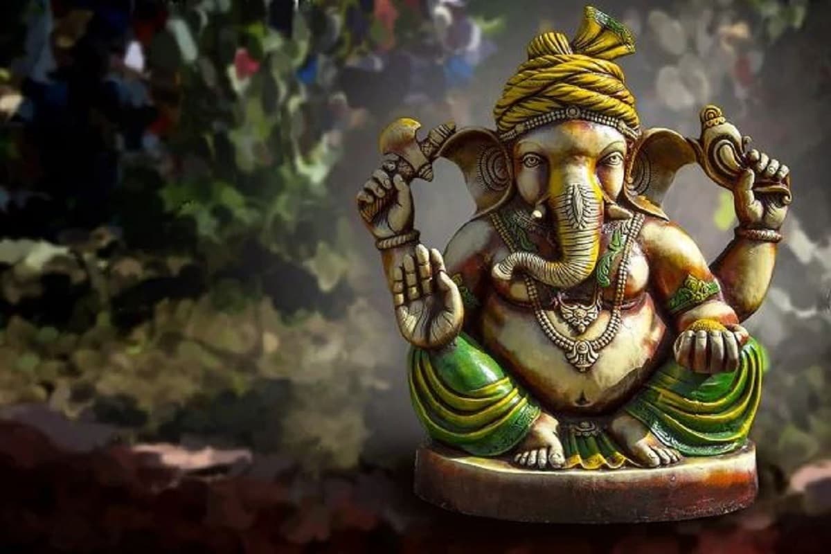 এটা নিয়মিত গণেশ পুজোর বিধি৷ তবে চতুর্থীর বিশেষ পুজোর জন্য আরও বিশেষ কিছু রীতি মানতেই হয়৷ সেদিন উপরিউক্ত নিয়মগুলি পালন করতেই হয়৷ তাছাড়া পাঁচ ব্রাহ্মণকে পারলে ফল, মিষ্টান্ন, পৈতে দান করতে হয়৷ এদিন কয়েকটি জিনিস একেবারেই করতে নেই৷ সেগুলির মধ্যে চতুর্থীতে চন্দ্র দর্শনের আগে খাদ্য গ্রহণ করতে নেই। এই উপবাস চলাকালীন দিনের বেলায় ঘুমানো উচিত নয়। চন্দ্র দর্শন শেষে, নিরামিষ আহার গ্রহণ করতে হয়। এই দিন কড়াভাবে ব্রহ্মাচার্য পালন করা উচিত। স্বামী-স্ত্রীর একই বিছানায় ঘুমানোও উচিত নয়।Photo- File এটা নিয়মিত গণেশ পুজোর বিধি৷ তবে চতুর্থীর বিশেষ পুজোর জন্য আরও বিশেষ কিছু রীতি মানতেই হয়৷ সেদিন উপরিউক্ত নিয়মগুলি পালন করতেই হয়৷ তাছাড়া পাঁচ ব্রাহ্মণকে পারলে ফল, মিষ্টান্ন, পৈতে দান করতে হয়৷ এদিন কয়েকটি জিনিস একেবারেই করতে নেই৷ সেগুলির মধ্যে চতুর্থীতে চন্দ্র দর্শনের আগে খাদ্য গ্রহণ করতে নেই। এই উপবাস চলাকালীন দিনের বেলায় ঘুমানো উচিত নয়। চন্দ্র দর্শন শেষে, নিরামিষ আহার গ্রহণ করতে হয়। এই দিন কড়াভাবে ব্রহ্মাচার্য পালন করা উচিত। স্বামী-স্ত্রীর একই বিছানায় ঘুমানোও উচিত নয়।Photo- File