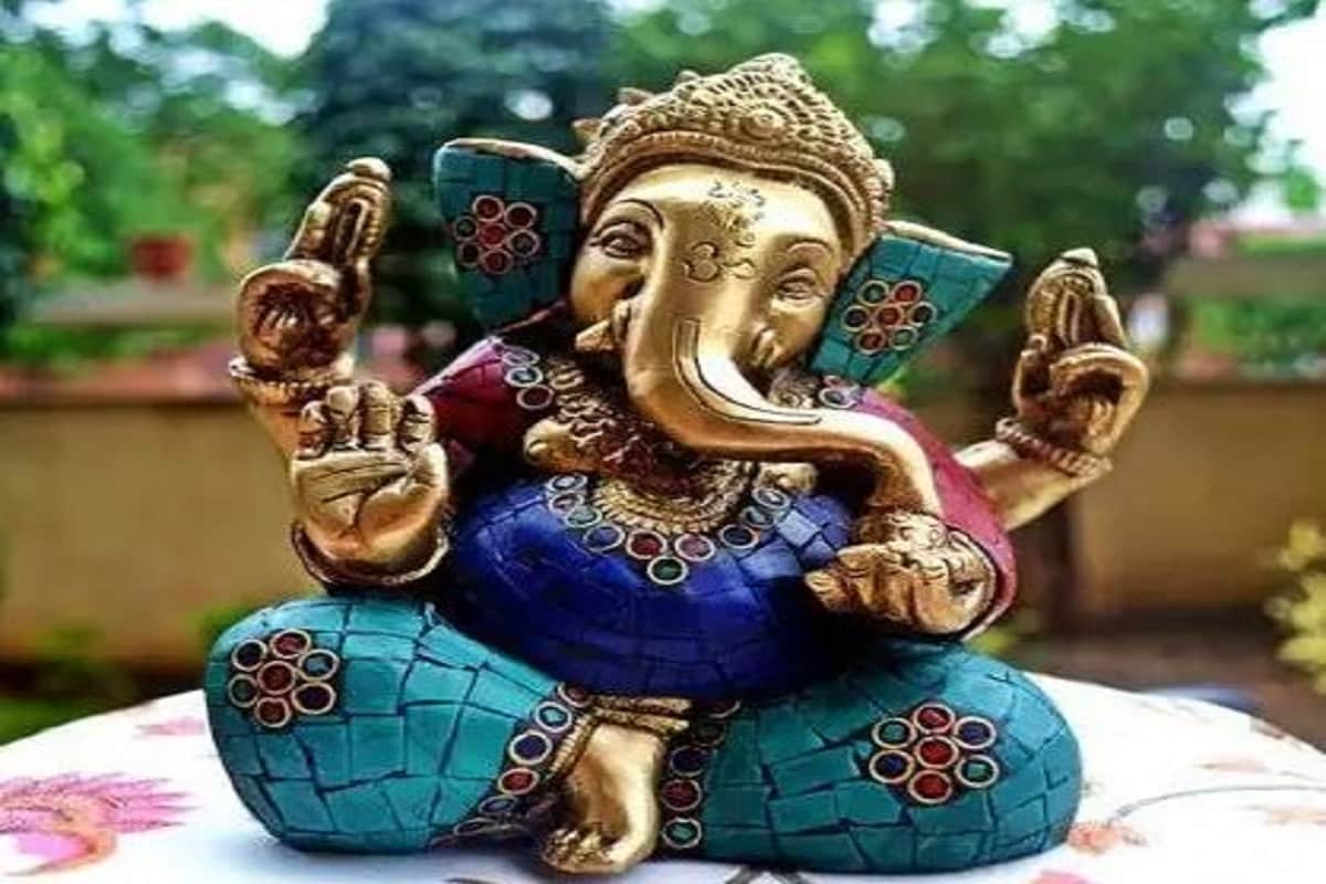 কেমন করে শুরু গণেশ চতুর্থীর- হিন্দু শাস্ত্রে এর উল্লেখে আখ্যান রয়েছে৷ তা অনুযায়ি চাঁদ গণেশ চতুর্থী উদযাপন করেছিলেন। চাঁদ তাঁর সৌন্দর্যে খুব গর্বিত ছিলেন এবং গণেশের, বিশেষ আকৃতি দেখে তিনি খুব ঠাট্টা করেছিলেন। এর পরে গণেশ তাঁকে অভিশাপ দিলেন। চাঁদ তখন অনুশোচনা করেছিলেন এবং গণেশের কাছে ক্ষমা চেয়েছিলেন। গনেশ তাঁকে শাপ মুক্ত করার জন্য পূর্ণ ভক্তি ও শ্রদ্ধার সঙ্গে চতুর্থীতে উপবাস করার পরামর্শ দিয়েছিলেন। সেই সময় চাঁদই প্রথম গণেশ চতুর্থী পালন করেছিলেন৷Photo- File কেমন করে শুরু গণেশ চতুর্থীর- হিন্দু শাস্ত্রে এর উল্লেখে আখ্যান রয়েছে৷ তা অনুযায়ি চাঁদ গণেশ চতুর্থী উদযাপন করেছিলেন। চাঁদ তাঁর সৌন্দর্যে খুব গর্বিত ছিলেন এবং গণেশের, বিশেষ আকৃতি দেখে তিনি খুব ঠাট্টা করেছিলেন। এর পরে গণেশ তাঁকে অভিশাপ দিলেন। চাঁদ তখন অনুশোচনা করেছিলেন এবং গণেশের কাছে ক্ষমা চেয়েছিলেন। গনেশ তাঁকে শাপ মুক্ত করার জন্য পূর্ণ ভক্তি ও শ্রদ্ধার সঙ্গে চতুর্থীতে উপবাস করার পরামর্শ দিয়েছিলেন। সেই সময় চাঁদই প্রথম গণেশ চতুর্থী পালন করেছিলেন৷Photo- File