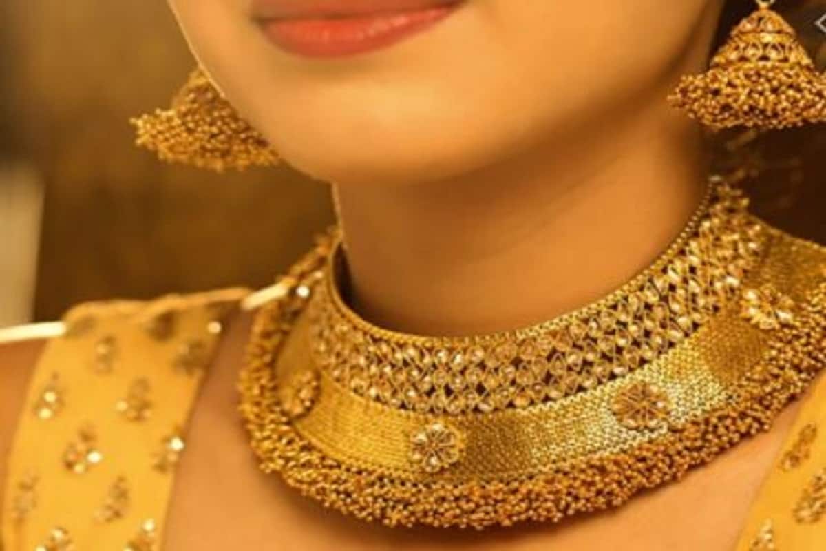 ▪️আন্তর্জাতিকভাবে আজ, বৃহস্পতিবার, সোনার দাম অনেকটাই কমেছে। সংস্থাগুলির ত্রৈমাসিক ফলাফল নিয়ে উচ্ছ্বসিত মার্কিন ফেডারেল রিজার্ভ ব্যাঙ্ক৷ তাদের পক্ষ থেকে জানানো হয়েছে যে, আগামী দিনে ব্যবসা ও আর্থিক বৃদ্ধির হার নিয়ে কিছুটা উদ্বেগ রয়েছে। তবে আশা ছাড়লে চলবে না কারণ ফলাফল চমকপ্রদও হতে পারে বলে মত বিশেষজ্ঞদের। ▪️আন্তর্জাতিকভাবে আজ, বৃহস্পতিবার, সোনার দাম অনেকটাই কমেছে। সংস্থাগুলির ত্রৈমাসিক ফলাফল নিয়ে উচ্ছ্বসিত মার্কিন ফেডারেল রিজার্ভ ব্যাঙ্ক৷ তাদের পক্ষ থেকে জানানো হয়েছে যে, আগামী দিনে ব্যবসা ও আর্থিক বৃদ্ধির হার নিয়ে কিছুটা উদ্বেগ রয়েছে। তবে আশা ছাড়লে চলবে না কারণ ফলাফল চমকপ্রদও হতে পারে বলে মত বিশেষজ্ঞদের।