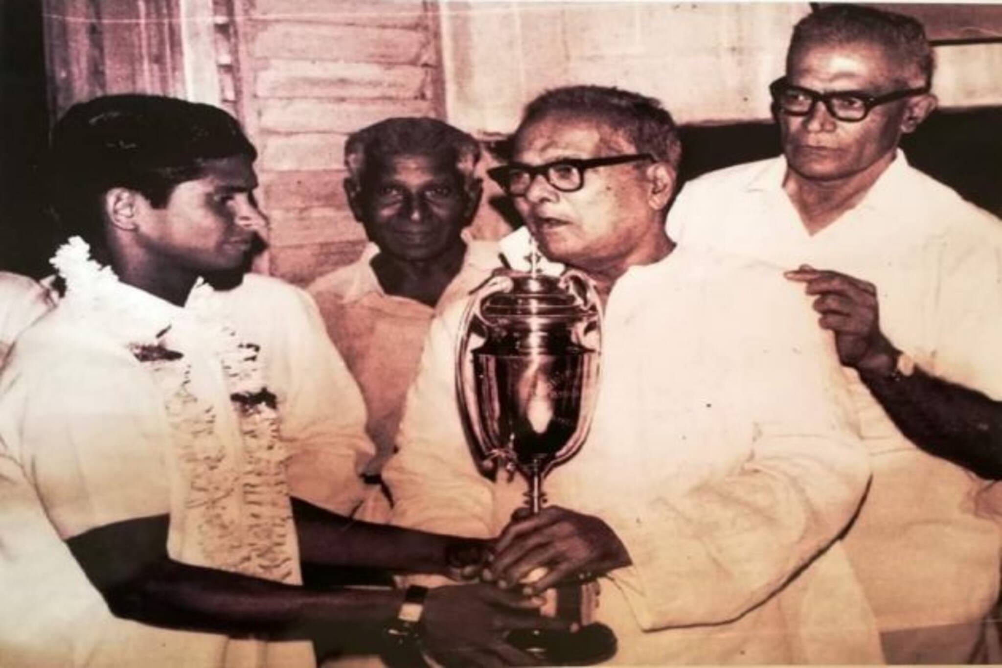 বিপ্লবী বেশে এক ফুটবলার..