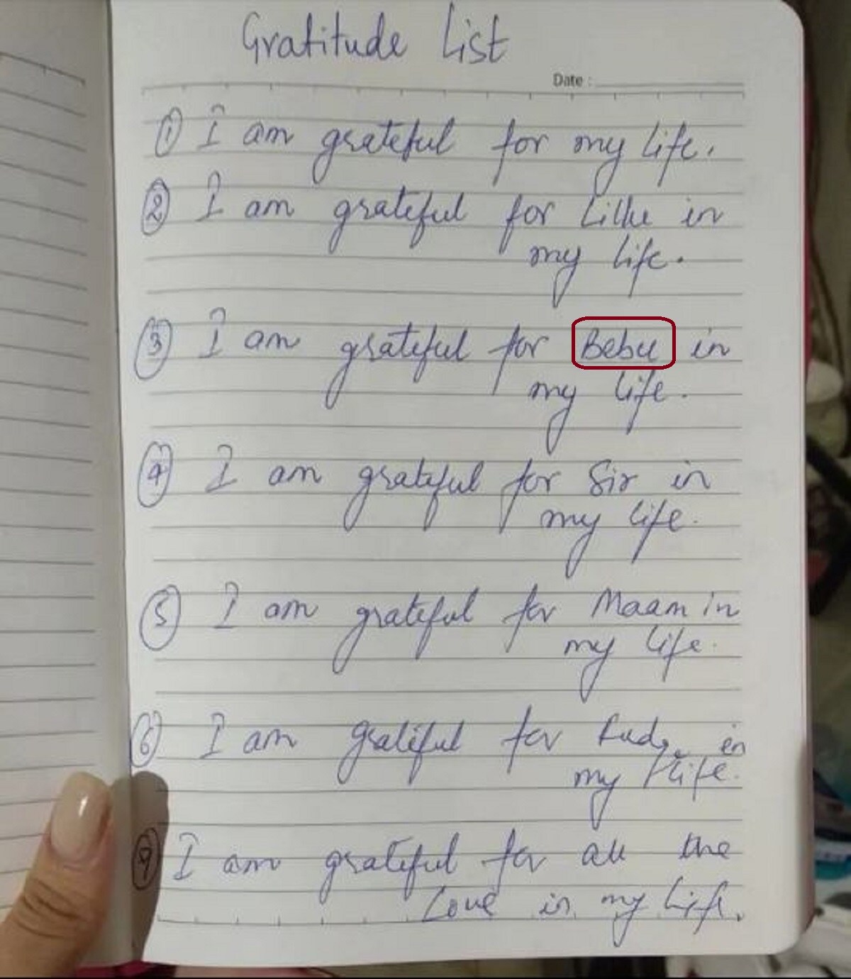 •রিয়া দাবি করেন ডায়েরির পাতায় হাতের লেখাটি সুশান্তের। তাঁর কথা অনুযায়ী সুশান্ত যাঁদের কাছে সারা জীবন কৃতজ্ঞ থাকবেন বলে লিখেছিলেন, সেই তালিকায় রয়েছে লিলু, বেবু, স্যর, ম্যাম ও ফাজ। রিয়া জানান, লিলু তাঁর ভাই সৌভিক, বেবু তিনি নিজে, স্যার হলেন তাঁর বাবা, ম্যাম তাঁর মা আর ফাজ সুশান্তের পোষ্য কুকুর। •রিয়া দাবি করেন ডায়েরির পাতায় হাতের লেখাটি সুশান্তের। তাঁর কথা অনুযায়ী সুশান্ত যাঁদের কাছে সারা জীবন কৃতজ্ঞ থাকবেন বলে লিখেছিলেন, সেই তালিকায় রয়েছে লিলু, বেবু, স্যর, ম্যাম ও ফাজ। রিয়া জানান, লিলু তাঁর ভাই সৌভিক, বেবু তিনি নিজে, স্যার হলেন তাঁর বাবা, ম্যাম তাঁর মা আর ফাজ সুশান্তের পোষ্য কুকুর।