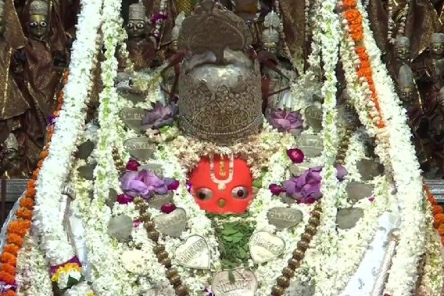 মধুবন দাস নামে ওই পুরোহিত সংবাদ সংস্থা ANI-কে বলেন, 'ভগবান হনুমান ছাড়া রামচন্দ্রের কোনও কাজই শুরু হয় না৷ সেই কারণেই মোদিজি ও যোগীজি হনুমান গরহি মন্দিরে বিশেষ পুজো শেষ করে তবেই রাম মন্দিরের ভূমিপূজনে যাবেন৷ হনুমানজির আশীর্বাদ নিয়ে তাঁরা রাম মন্দির তৈরির কাজ শুরু করবেন৷' মধুবন দাস নামে ওই পুরোহিত সংবাদ সংস্থা ANI-কে বলেন, 'ভগবান হনুমান ছাড়া রামচন্দ্রের কোনও কাজই শুরু হয় না৷ সেই কারণেই মোদিজি ও যোগীজি হনুমান গরহি মন্দিরে বিশেষ পুজো শেষ করে তবেই রাম মন্দিরের ভূমিপূজনে যাবেন৷ হনুমানজির আশীর্বাদ নিয়ে তাঁরা রাম মন্দির তৈরির কাজ শুরু করবেন৷'