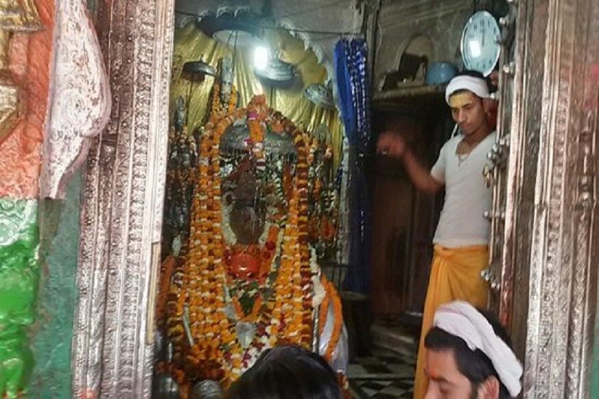 হনুমান গরহির প্রধান পুরোহিত মহন্ত রাজু দাস জানান, হনুমান গরহি মন্দিরে যাবতীয় ধর্মীয় আচারের জন্য ৭ মিনিট সময় বরাদ্দ করা হয়েছে প্রধানমন্ত্রীর জন্য৷ বিশ্বকে করোনা মুক্ত করতেও ওই দিন হনুমান গরহিতে বিশেষ পুজো হবে৷ প্রধানমন্ত্রী যখন ঢুকবেন, শক্তিশালী বৈদিক মন্ত্র উচ্চারণের মাধ্যমে তাঁকে স্বাগত জানানো হবে৷ হনুমান গরহির প্রধান পুরোহিত মহন্ত রাজু দাস জানান, হনুমান গরহি মন্দিরে যাবতীয় ধর্মীয় আচারের জন্য ৭ মিনিট সময় বরাদ্দ করা হয়েছে প্রধানমন্ত্রীর জন্য৷ বিশ্বকে করোনা মুক্ত করতেও ওই দিন হনুমান গরহিতে বিশেষ পুজো হবে৷ প্রধানমন্ত্রী যখন ঢুকবেন, শক্তিশালী বৈদিক মন্ত্র উচ্চারণের মাধ্যমে তাঁকে স্বাগত জানানো হবে৷