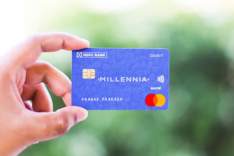 1. HDFC Bank Millennia Debit Card: এইচডিএফসি ব্যাঙ্কের এই ডেবিট কার্ড অত্যন্ত ভাল ৷ PayZapp এবং SmartBuy দিয়ে শপিং করলে ৫ শতাংশ ক্যাশব্যাক পাওয়া যায় ৷ যে কোনও অনলাইনে কেনাকাটায় ২.৫ শতাংশ ক্যাশব্যাক পাওয়া যায় ৷ অফলাইনে কেনাকাটা এবং ওয়ালেট রিলোডে ১ শতাংশ ক্যাশব্যাক ৷ বছরে চার বার ডোমেস্টিক বিমানবন্দরের লাউঞ্জ ব্যবহার করা যাবে ৷ দুর্ঘটনাজনিত ইনস্যুরেন্স থাকছে ১০ লক্ষ টাকা পর্যন্ত ৷ এই কার্ডের বার্ষিক ফি ৫০০ টাকা + জিএসটি ৷ 1. HDFC Bank Millennia Debit Card: এইচডিএফসি ব্যাঙ্কের এই ডেবিট কার্ড অত্যন্ত ভাল ৷ PayZapp এবং SmartBuy দিয়ে শপিং করলে ৫ শতাংশ ক্যাশব্যাক পাওয়া যায় ৷ যে কোনও অনলাইনে কেনাকাটায় ২.৫ শতাংশ ক্যাশব্যাক পাওয়া যায় ৷ অফলাইনে কেনাকাটা এবং ওয়ালেট রিলোডে ১ শতাংশ ক্যাশব্যাক ৷ বছরে চার বার ডোমেস্টিক বিমানবন্দরের লাউঞ্জ ব্যবহার করা যাবে ৷ দুর্ঘটনাজনিত ইনস্যুরেন্স থাকছে ১০ লক্ষ টাকা পর্যন্ত ৷ এই কার্ডের বার্ষিক ফি ৫০০ টাকা + জিএসটি ৷