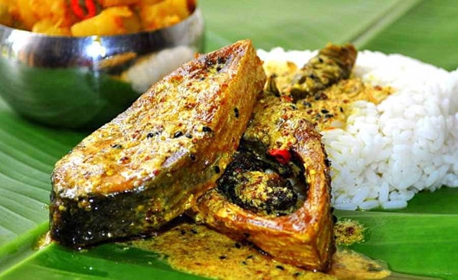 ইলিশের জন্য হাহাকার। কিন্তু বাজারে সেভাবে ইলিশের দেখা নেই। এরমধ্যেই একে একে ট্রলার ফিরছে। দিঘায় মিলল ইলিশের। গত দু’দিনে মাত্র দেড় টন মত ইলিশ নিয়ে সমুদ্র থেকে ফিরেছেন মৎস্যজীবীরা। যা চাহিদার তুলনায় কম। File Photo ইলিশের জন্য হাহাকার। কিন্তু বাজারে সেভাবে ইলিশের দেখা নেই। এরমধ্যেই একে একে ট্রলার ফিরছে। দিঘায় মিলল ইলিশের। গত দু’দিনে মাত্র দেড় টন মত ইলিশ নিয়ে সমুদ্র থেকে ফিরেছেন মৎস্যজীবীরা। যা চাহিদার তুলনায় কম। File Photo