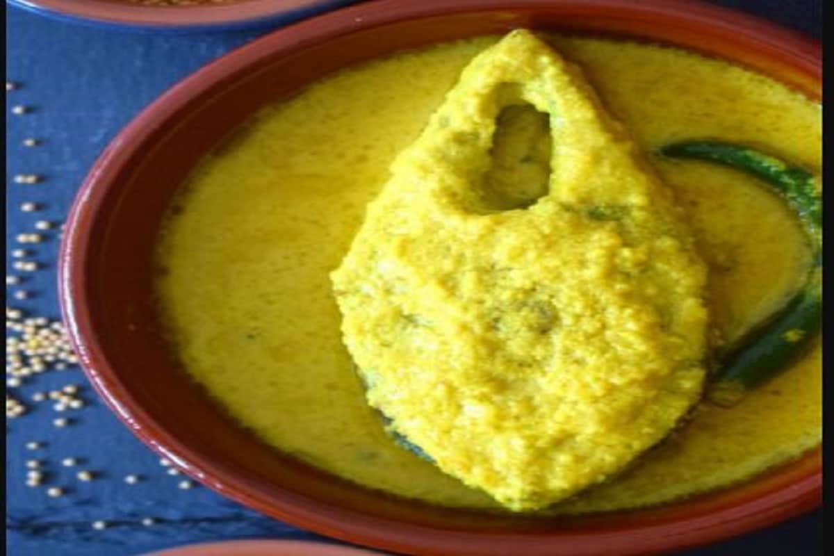 ফ্যাট ২ ধরণের হয় আর ইলিশ মাছে ফ্যাটের পরিমাণ বেশি৷ তবে সেটি হল ভাল ফ্যাট৷ ইলিশ মাছে পলি আনস্যাচুরেটেড এবং মনো আনস্যাচুরেটেড ফ্যাটের পরিমাণই বেশি৷ যা আমাদের শরীরের জন্য উপকারি৷ মাঝারি সাইজের ইলিশ মাছ সবচেয়ে পুষ্টিকর৷ মোটামুটি সাতশো থেকে এক কেজির ওজনের ইলিশ মাছের মধ্যেই একমাত্র পলি ও মনো আন-স্যাচুরেটেড ফ্যাট পাওয়া যায়৷ Photo- Collected ফ্যাট ২ ধরণের হয় আর ইলিশ মাছে ফ্যাটের পরিমাণ বেশি৷ তবে সেটি হল ভাল ফ্যাট৷ ইলিশ মাছে পলি আনস্যাচুরেটেড এবং মনো আনস্যাচুরেটেড ফ্যাটের পরিমাণই বেশি৷ যা আমাদের শরীরের জন্য উপকারি৷ মাঝারি সাইজের ইলিশ মাছ সবচেয়ে পুষ্টিকর৷ মোটামুটি সাতশো থেকে এক কেজির ওজনের ইলিশ মাছের মধ্যেই একমাত্র পলি ও মনো আন-স্যাচুরেটেড ফ্যাট পাওয়া যায়৷ Photo- Collected