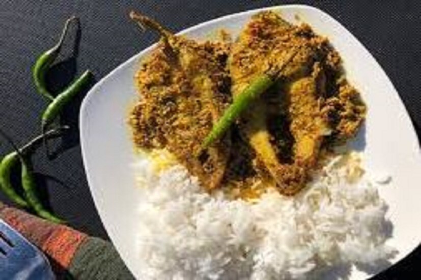 ইলিশের পাতুরি-ভাপা-ঝাল -ঝোলও সবই সুস্বাদু তাই যেটা ইচ্ছা সেটাই খেতে কোনও বাধা নেই ৷ কিন্তু একটাই জিনিস মাথায় রাখবেন ইলিশ মাছটা যেন প্রচণ্ড কড়া করে না ভাজা হয়৷ কারণ উঁচু আঁচে প্রোটিন যেমন নষ্ট হয়ে যায় ঠিক তেমনিই অন্যান্য গুণগুলিও নষ্ট হয়ে যায়৷ তাই মাছটা যেন কম ভাজা হয় শুধু এটাই নজর রাখবেন৷ Photo- Collected
