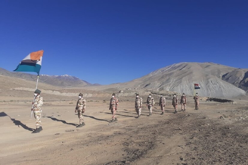শনিবার ITBP-র অফিসিয়াল ট্যুইটার হ্যান্ডেল থেকে ওই পতাকা উত্তোলনের সেই ছবি ছবি ও ভিডিও ট্যুইট করা হয়েছে৷ পতাকা উত্তোলনের সঙ্গে দেশাত্মবোধক গান৷ ছবি সৌজন্য: ITBP ট্যুইটার হ্যান্ডেল