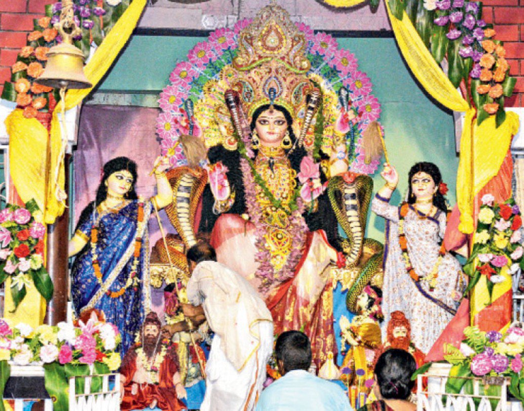 মাস্ক পরে পুজো করলেন রাজ পুরোহিত। দর্শনার্থীদের উপচে পড়া ভিড় এড়াতে বাঁশ দিয়ে ঘিরে দেওয়া হয়েছে মনসা মন্দিরের চারপাশ। প্রসাদ বন্টনের ক্ষেত্রেও মানা হচ্ছে দুরত্ববিধি। মাস্ক পরে পুজো করলেন রাজ পুরোহিত। দর্শনার্থীদের উপচে পড়া ভিড় এড়াতে বাঁশ দিয়ে ঘিরে দেওয়া হয়েছে মনসা মন্দিরের চারপাশ। প্রসাদ বন্টনের ক্ষেত্রেও মানা হচ্ছে দুরত্ববিধি।