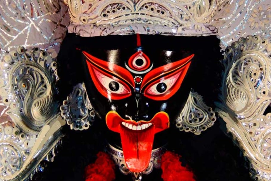 • পৃথিবীতে এমন নারী কোথায়? এমনকি আদ্যাশক্তি মহামায়াও মেনকা রানির গর্ভে জন্ম নিয়েছেন ৷ তাই তিনিও ওঁদের নাশ করতে পারবেন না ৷ তবে কি উপায়? পূর্বজন্মে পার্বতী যখন সতী রূপে দক্ষযজ্ঞস্থলে আত্মাহুতি দেন, তখন এই জন্মে তাঁর গাত্র বর্ণ কালো মেঘের মতো হয় ৷ তাই ভোলানাথ আদর করে তাঁকে কালিকা বলে ডাকতেন। • পৃথিবীতে এমন নারী কোথায়? এমনকি আদ্যাশক্তি মহামায়াও মেনকা রানির গর্ভে জন্ম নিয়েছেন ৷ তাই তিনিও ওঁদের নাশ করতে পারবেন না ৷ তবে কি উপায়? পূর্বজন্মে পার্বতী যখন সতী রূপে দক্ষযজ্ঞস্থলে আত্মাহুতি দেন, তখন এই জন্মে তাঁর গাত্র বর্ণ কালো মেঘের মতো হয় ৷ তাই ভোলানাথ আদর করে তাঁকে কালিকা বলে ডাকতেন।