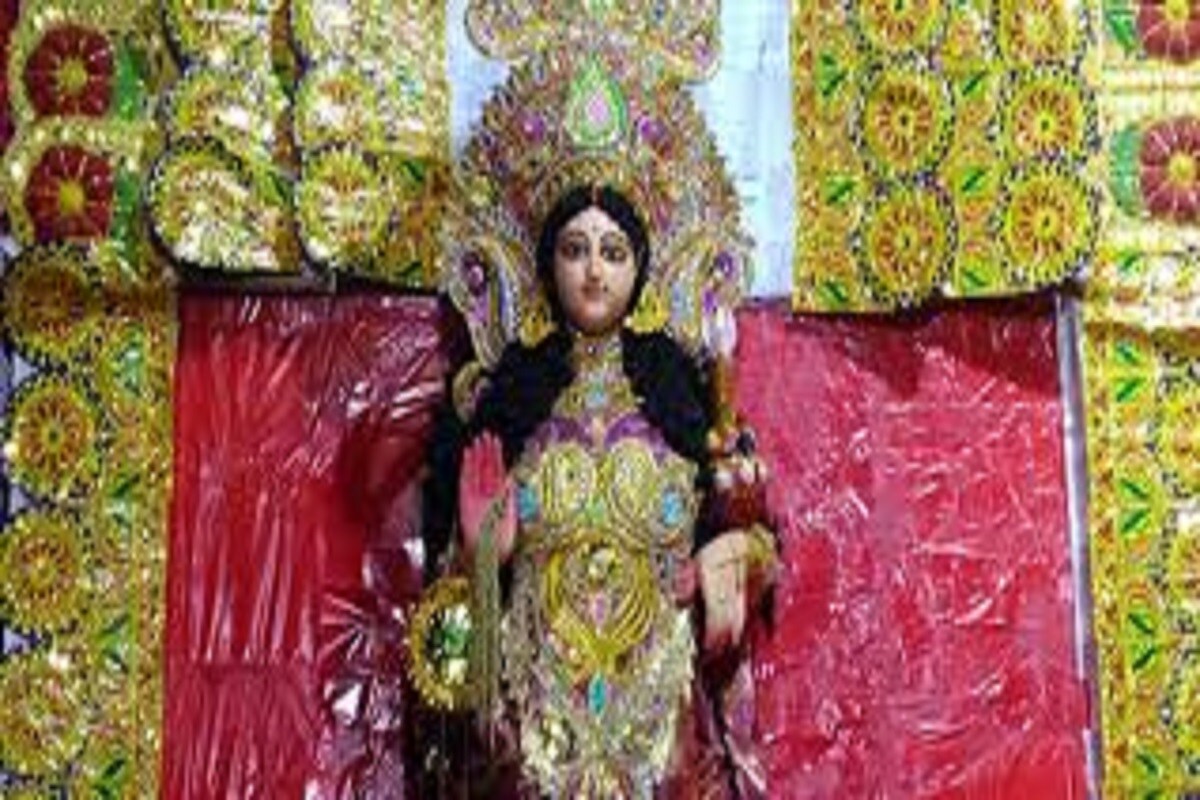 প্রতি বৃহস্পতিবার গৃহস্থের কাছে অত্যন্ত শুভদিন ৷ মা লক্ষ্মীবার কৃপায় সংসার সুখের হয় ৷ গৃহস্থের প্রতিটি মহিলার মধ্যেই স্বয়ং মা লক্ষ্মী বসবাস করেন বলেই একটি প্রবাদ প্রচলিত আছে সংসার সুখের হয় রমণীর গুণে ৷ প্রতি বৃহস্পতিবার গৃহস্থের কাছে অত্যন্ত শুভদিন ৷ মা লক্ষ্মীবার কৃপায় সংসার সুখের হয় ৷ গৃহস্থের প্রতিটি মহিলার মধ্যেই স্বয়ং মা লক্ষ্মী বসবাস করেন বলেই একটি প্রবাদ প্রচলিত আছে সংসার সুখের হয় রমণীর গুণে ৷
