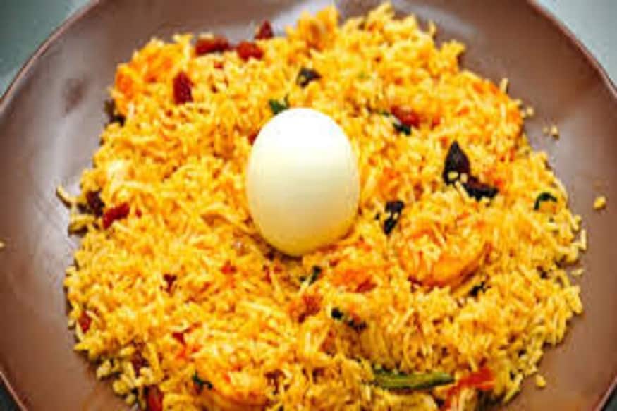 পেঁয়াজ কুচি কুচি করে কেটে, আদা, রসুন বেটে রেডি রাখুন প্রথমে মাংস কষার আগে গরম তেলে পেঁয়াজ, প্রয়োজন মত নুন, হলুদ, শুকনো লঙ্কা গুঁড়ো দিয়ে কষে নিন, মাখিয়ে নিন এরপর কষতে হবে ৷ কষা হলে অল্প জল দিয়ে রেখে দিন ৷ ডিমের ক্ষেত্রে সেদ্ধ করে হাল্কা ডিমটি ভেজে নেওয়া যেতে পারে ৷ মাছের ক্ষেত্রেও তাই কী ইলিশ বা কী চিংড়ি ৷ ইলিশ হলে পেঁয়াজ, রসুন লাগবেনা, একটু আদা, অল্প টমেটো দিয়ে কষলে খেতে ভাললাগবে ৷ বিরিয়ানিতে আলু যাঁরা খেতে চান তাঁরা পছন্দের মত আলু কেটে সেদ্ধ করে ও ভেজে নিন ৷ যাঁরা নিরামিষ বিরিয়ানি খাবেন তাঁরা পনির অথবা সব্জি দিয়েও রান্না করতে পারেন ৷ সব্জির মধ্যে ফুলকপি অত্যন্ত উপাদেয় ৷ প্রতীকী ছবি ৷ পেঁয়াজ কুচি কুচি করে কেটে, আদা, রসুন বেটে রেডি রাখুন প্রথমে মাংস কষার আগে গরম তেলে পেঁয়াজ, প্রয়োজন মত নুন, হলুদ, শুকনো লঙ্কা গুঁড়ো দিয়ে কষে নিন, মাখিয়ে নিন এরপর কষতে হবে ৷ কষা হলে অল্প জল দিয়ে রেখে দিন ৷ ডিমের ক্ষেত্রে সেদ্ধ করে হাল্কা ডিমটি ভেজে নেওয়া যেতে পারে ৷ মাছের ক্ষেত্রেও তাই কী ইলিশ বা কী চিংড়ি ৷ ইলিশ হলে পেঁয়াজ, রসুন লাগবেনা, একটু আদা, অল্প টমেটো দিয়ে কষলে খেতে ভাললাগবে ৷ বিরিয়ানিতে আলু যাঁরা খেতে চান তাঁরা পছন্দের মত আলু কেটে সেদ্ধ করে ও ভেজে নিন ৷ যাঁরা নিরামিষ বিরিয়ানি খাবেন তাঁরা পনির অথবা সব্জি দিয়েও রান্না করতে পারেন ৷ সব্জির মধ্যে ফুলকপি অত্যন্ত উপাদেয় ৷ প্রতীকী ছবি ৷