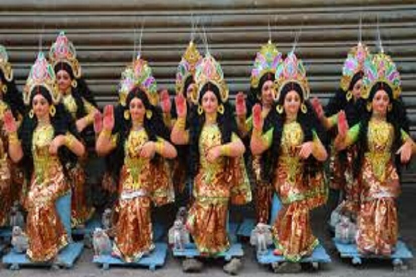 মা লক্ষ্মীর কৃপায় সংসারের শ্রীবৃদ্ধি যাতে হয় বৃহস্পতিবার গৃহস্থের মহিলারা মা লক্ষ্মীর ব্রতকথা পাঠ করেন ৷ 