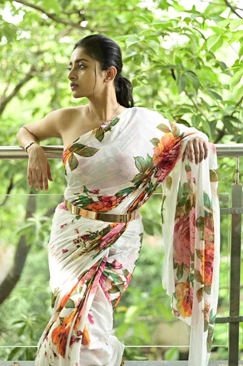 রবীন্দ্রনাথ ঠাকুরের গল্প অবলম্বনে তৈরি ডিটেকটিভ ছবিতে সুধামুখী চরিত্রে অভিনয় করছেন ইশা। এত দিন পর ছবির প্রমোশনে ব্যস্ত হয়ে বেশ খোশমেজাজেই পাওয়া গেলো তাঁকে। তথ্য- দেবপ্রিয় দত্ত মজুমদার রবীন্দ্রনাথ ঠাকুরের গল্প অবলম্বনে তৈরি ডিটেকটিভ ছবিতে সুধামুখী চরিত্রে অভিনয় করছেন ইশা। এত দিন পর ছবির প্রমোশনে ব্যস্ত হয়ে বেশ খোশমেজাজেই পাওয়া গেলো তাঁকে। তথ্য- দেবপ্রিয় দত্ত মজুমদার