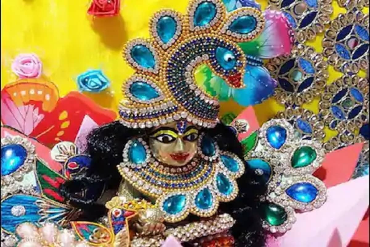 কুরুক্ষেত্র যুদ্ধেরও নায়ক তিনি। ভারতীয়দের ঘরে ঘরে তাঁর লীলামাহাত্ম্যের প্রকাশ। কিন্তু তাঁর জীবনপঞ্জী কী,আয়ুষ্কালই বা কত তা সামনে এসেছে খুব কমই। কুরুক্ষেত্র যুদ্ধেরও নায়ক তিনি। ভারতীয়দের ঘরে ঘরে তাঁর লীলামাহাত্ম্যের প্রকাশ। কিন্তু তাঁর জীবনপঞ্জী কী,আয়ুষ্কালই বা কত তা সামনে এসেছে খুব কমই।