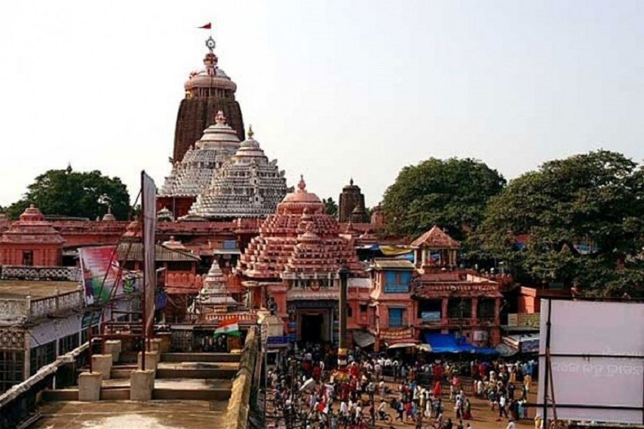 প্রসঙ্গত, জগন্নাথ মন্দিরের ম্যানেজিং কমিটির সদস্য এবং প্রবীণ সেবায়েত রামচন্দ্র দাসমহাপাত্র সংবাদমাধ্যমকে জানিয়েছিলেন, '' জগন্নাথ দর্শনের জন্য আগামিদিনে অনলাইন বুকিংয়ের কথা ভাবছিল মন্দির কর্তৃপক্ষ। সম্প্রতি ম্যানেজিং কমিটির একটি বৈঠকে সেই প্রসঙ্গ তোলা হয়েছিল। SJTA-কে আবেদন করা হয়েছিল যাতে কোভিড প্রোটোকল মেনেই ভক্তদের জগন্নাথ দর্শন করতে দেওয়া হয়। তারজন্য ভক্তদের সঙ্গে আনতে হবে RT-PCR নেগেটিভ টেস্ট রিপোর্ট। প্রস্তাব দেওয়া হয়েছিল অনলাইনে ভগবান দর্শনেরও।'' প্রসঙ্গত, জগন্নাথ মন্দিরের ম্যানেজিং কমিটির সদস্য এবং প্রবীণ সেবায়েত রামচন্দ্র দাসমহাপাত্র সংবাদমাধ্যমকে জানিয়েছিলেন, '' জগন্নাথ দর্শনের জন্য আগামিদিনে অনলাইন বুকিংয়ের কথা ভাবছিল মন্দির কর্তৃপক্ষ। সম্প্রতি ম্যানেজিং কমিটির একটি বৈঠকে সেই প্রসঙ্গ তোলা হয়েছিল। SJTA-কে আবেদন করা হয়েছিল যাতে কোভিড প্রোটোকল মেনেই ভক্তদের জগন্নাথ দর্শন করতে দেওয়া হয়। তারজন্য ভক্তদের সঙ্গে আনতে হবে RT-PCR নেগেটিভ টেস্ট রিপোর্ট। প্রস্তাব দেওয়া হয়েছিল অনলাইনে ভগবান দর্শনেরও।''
