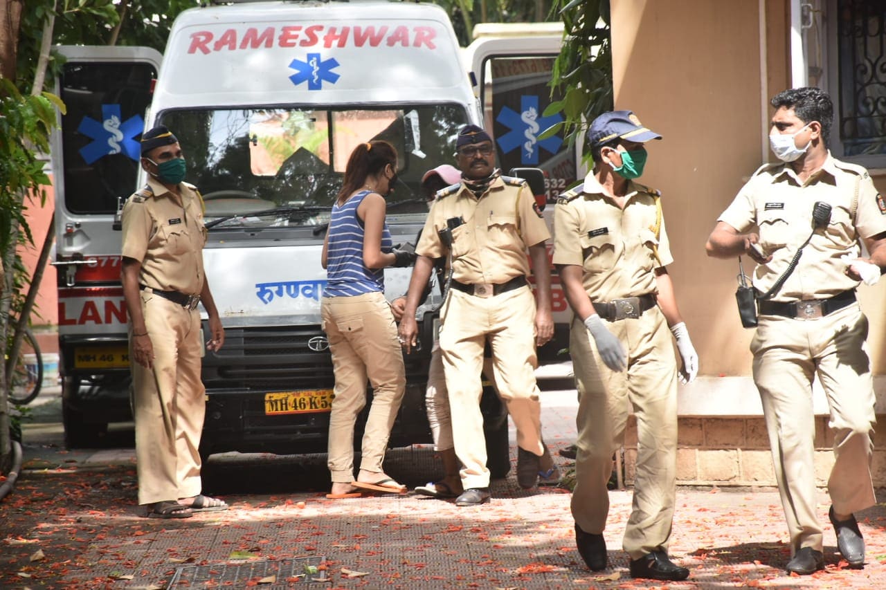 ১৪ জুন একটি নীল ও সাদা চেকড ট্যাং টপ, কারগো প্যান্ট পরা এক মহিলাকে ফুটেজে দেখা যায় কিছুক্ষণের জন্য। যখন সুশান্তের দেহ অ্যাম্বুল্যান্সে তোলা হচ্ছিল, তখন তিনি নজরে আসেন, তবে কয়েক মুহূর্ত পরেই তিনি ফের হঠাৎ উধাও হয়ে যান, তাঁকে আর ফুটেজে দেখা যায় না। পরে দেখা যায়, সুশান্তের হাউজ ম্যানেজারের সঙ্গেও কথা বলছেন মুখে মাস্ক আঁটা সেই মহিলা। ১৪ জুন একটি নীল ও সাদা চেকড ট্যাং টপ, কারগো প্যান্ট পরা এক মহিলাকে ফুটেজে দেখা যায় কিছুক্ষণের জন্য। যখন সুশান্তের দেহ অ্যাম্বুল্যান্সে তোলা হচ্ছিল, তখন তিনি নজরে আসেন, তবে কয়েক মুহূর্ত পরেই তিনি ফের হঠাৎ উধাও হয়ে যান, তাঁকে আর ফুটেজে দেখা যায় না। পরে দেখা যায়, সুশান্তের হাউজ ম্যানেজারের সঙ্গেও কথা বলছেন মুখে মাস্ক আঁটা সেই মহিলা।