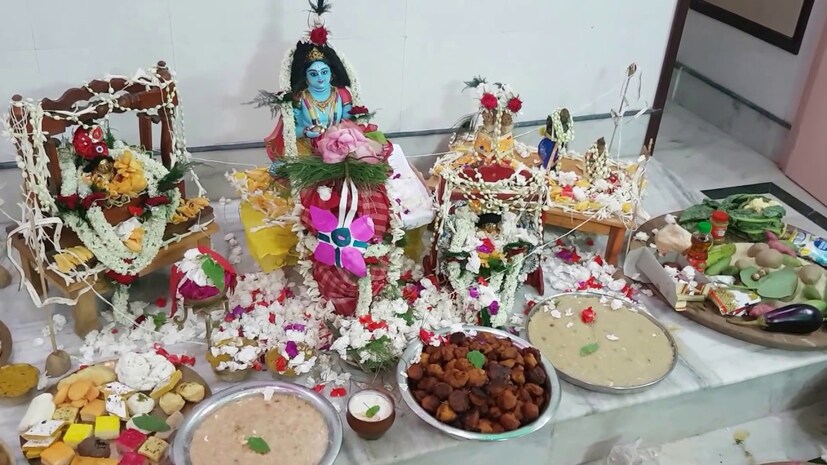 বাংলাতেও জন্মাষ্টমীর দিনে ঘরে ঘরে দুধ-ঘি-মধুতে স্নান সেরে নতুন জামা, গয়না পরে, ফুল-চন্দন-আতরে সেজে ওঠেন বালগোপাল ৷ আদরের গোপালের জন্য সাজানো হয় ভোগের থালা ৷ পোলাও থেকে লুচি, পায়েস থেকে লাড্ডু, নাড়ু, চকোলেট আরও কত কী ৷