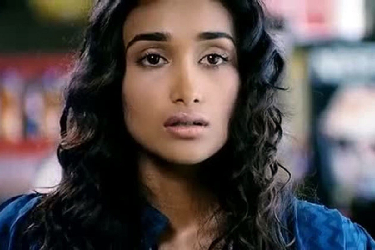 • তিনি বলেছেন, ‘আমার মনে হয় আমার মেয়ে আর সুশান্ত, দু’জনই এমন জীবনসঙ্গীর সঙ্গে পড়েছিল, যাঁরা সবটুকু পেয়েও শেষে সঙ্গ ত্যাগ করতে চেয়েছিল। দু’জনেই চালিত হত সঙ্গীর ইচ্ছায়। অর্থ খরচ করা, তার হিসাব রাখা সব ক্ষেত্রেই দু’জনের সঙ্গীরাই সিদ্ধান্ত নিতেন। • তিনি বলেছেন, ‘আমার মনে হয় আমার মেয়ে আর সুশান্ত, দু’জনই এমন জীবনসঙ্গীর সঙ্গে পড়েছিল, যাঁরা সবটুকু পেয়েও শেষে সঙ্গ ত্যাগ করতে চেয়েছিল। দু’জনেই চালিত হত সঙ্গীর ইচ্ছায়। অর্থ খরচ করা, তার হিসাব রাখা সব ক্ষেত্রেই দু’জনের সঙ্গীরাই সিদ্ধান্ত নিতেন।