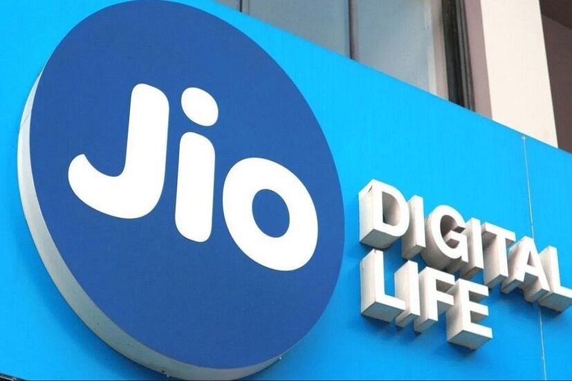 গ্রাহকরা জিও ফাইবার পোস্টপেইড কিনতে চাইলে jio.com/fiber তে গিয়ে নাম আর ফোন নম্বর দিলে, এক্সিকিউটিভ নিজের থেকে আপনার সঙ্গে যোগাযোগ করবে। যখনই আপনার নামে কানেকশন রেডি হয়ে যাবে, এক্সিকিউটিভ আপনার বাড়িতে এসে জিও ফাইবার ইনস্টল করে দিয়ে চলে যাবে। জিও ফাইবার পোস্টপেইডের সাবস্ক্রিপশন শুরু হচ্ছে ১৭ জুন থেকে।