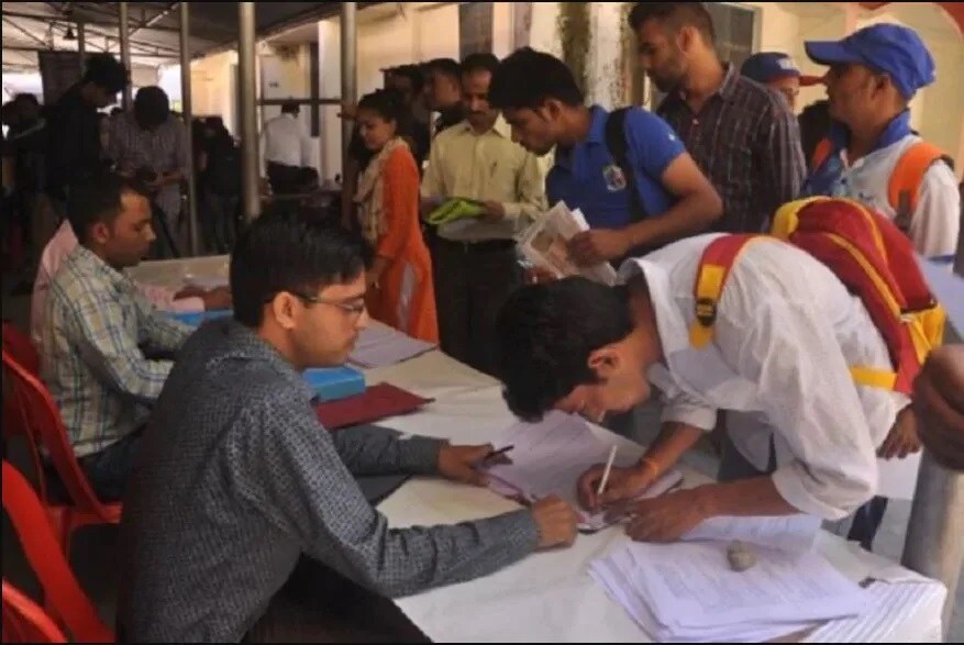 কেন্দ্রীয় শ্রমমন্ত্রী সন্তোষ গাঙ্গওয়ারের নেতৃত্বে ESIC এর অনুমোদন দিয়েছে ৷ এই যোজনায় কেবল তারা লাভ পাবেন যারা কোভিড ১৯ মহামারির মধ্যে চাকরি হারিয়েছেন ৷ ২৪ মার্চ ২০২০ থেকে ৩১ ডিসেম্বর ২০২০-র মধ্যে নতুন নিয়ম প্রযোজ্য হবে ৷ এই সময়ের মধ্যে তিন মাসের জন্য এই ভাতা মিলবে ৷ কেন্দ্রীয় শ্রমমন্ত্রী সন্তোষ গাঙ্গওয়ারের নেতৃত্বে ESIC এর অনুমোদন দিয়েছে ৷ এই যোজনায় কেবল তারা লাভ পাবেন যারা কোভিড ১৯ মহামারির মধ্যে চাকরি হারিয়েছেন ৷ ২৪ মার্চ ২০২০ থেকে ৩১ ডিসেম্বর ২০২০-র মধ্যে নতুন নিয়ম প্রযোজ্য হবে ৷ এই সময়ের মধ্যে তিন মাসের জন্য এই ভাতা মিলবে ৷