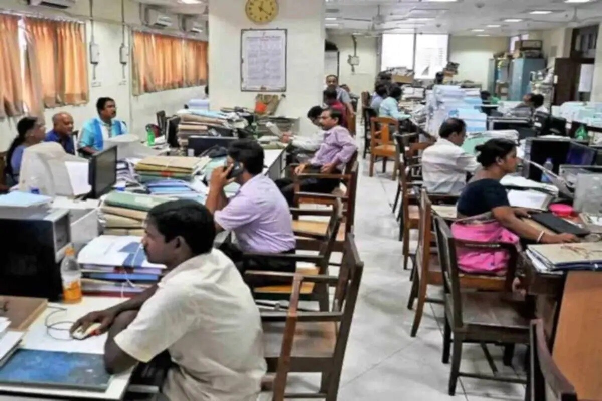 চাকরি যাওয়ার ৩০ দিনের মধ্যে এই সুবিধার জন্য আবেদন করা যাবে ৷ আগে ৯০ দিন পরে করার সুযোগ থাকত ৷ এখন কর্মচারিরা নিজে থেকেই এর জন্য আবেদন করতে পারবেন ৷ আগে নিয়োগকর্তার মাধ্যমে আবেদন করতে হত ৷ এই সুবিধা পাওয়ার জন্য অন্তত দু’বছর ESIC-র আওতায় থাকতে হবে শ্রমিকদের। অর্থাৎ ২০১৮-র ১ এপ্রিল থেকে ২০২০-র ৩১ মার্চ পর্যন্ত। ১ অক্টোবর ২০১৯ থেকে ২০২০-র ৩১ মার্চের মধ্যে এই শ্রমিকদের অন্তত ৭৮ দিনের কাজের রেকর্ড থাকতে হবে। চাকরি যাওয়ার ৩০ দিনের মধ্যে এই সুবিধার জন্য আবেদন করা যাবে ৷ আগে ৯০ দিন পরে করার সুযোগ থাকত ৷ এখন কর্মচারিরা নিজে থেকেই এর জন্য আবেদন করতে পারবেন ৷ আগে নিয়োগকর্তার মাধ্যমে আবেদন করতে হত ৷ এই সুবিধা পাওয়ার জন্য অন্তত দু’বছর ESIC-র আওতায় থাকতে হবে শ্রমিকদের। অর্থাৎ ২০১৮-র ১ এপ্রিল থেকে ২০২০-র ৩১ মার্চ পর্যন্ত। ১ অক্টোবর ২০১৯ থেকে ২০২০-র ৩১ মার্চের মধ্যে এই শ্রমিকদের অন্তত ৭৮ দিনের কাজের রেকর্ড থাকতে হবে।
