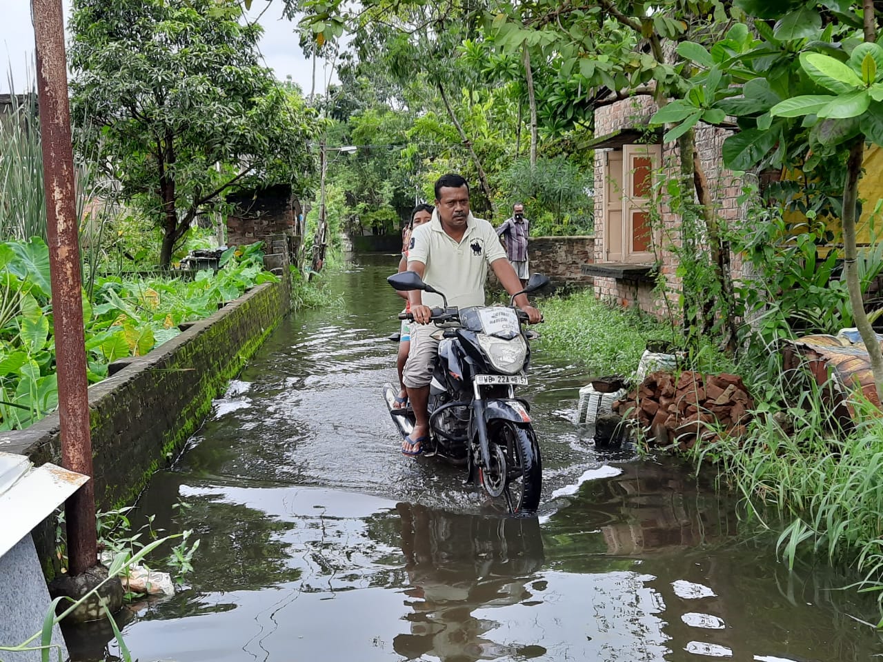 *কোথায় যাচ্ছেন? প্রশ্ন শুনে থমকালেন মধ্যবয়সী। ছেলেকে কাঁধে বসানো অবস্থায় নোংরা জলে হাটুর অর্ধেক ডুবিয়ে উত্তর দিলেন বীরভদ্র সরকার। বললেন, *কোথায় যাচ্ছেন? প্রশ্ন শুনে থমকালেন মধ্যবয়সী। ছেলেকে কাঁধে বসানো অবস্থায় নোংরা জলে হাটুর অর্ধেক ডুবিয়ে উত্তর দিলেন বীরভদ্র সরকার। বললেন,