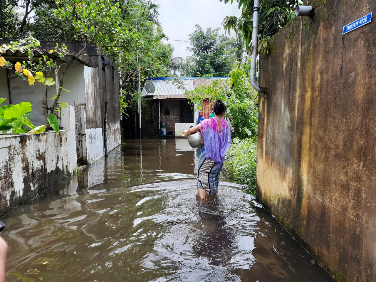 *তবে গত দু'বছরের অবস্থা পুরনো সব অভিজ্ঞতাকে ছাপিয়ে গিয়েছে বলে দাবি তাদের। কারণ, ওই এলাকা দিয়ে যাওয়া চড়িয়াল খাল সংস্কারের জন্য বন্ধ রয়েছে। ফলে বর্ষার যে জল খাল দিয়ে বেরিয়ে যেত সেই পথ বন্ধ। ফলে সামান্য বৃষ্টিতেই ভাসিয়ে দিচ্ছে গোটা এলাকাকে। জল যন্ত্রণা আরও বাড়ছে এলাকার মানুষের। বাড়ছে ক্ষোভ। এই পরিস্থিতিতে বৃষ্টি থেমে গেলেও কবে জল নেবে তা জানা নেই কারও। কারণ জল যাওয়ার রাস্তাই যে বন্ধ। তাহলে উপায়? বাসিন্দাদের এখন ভরসা পরিষ্কার আকাশ। কারণ রোদ উঠলে সূর্যের তাপে জল শুকাবে। তবেই মিটবে জলযন্ত্রনা। *তবে গত দু'বছরের অবস্থা পুরনো সব অভিজ্ঞতাকে ছাপিয়ে গিয়েছে বলে দাবি তাদের। কারণ, ওই এলাকা দিয়ে যাওয়া চড়িয়াল খাল সংস্কারের জন্য বন্ধ রয়েছে। ফলে বর্ষার যে জল খাল দিয়ে বেরিয়ে যেত সেই পথ বন্ধ। ফলে সামান্য বৃষ্টিতেই ভাসিয়ে দিচ্ছে গোটা এলাকাকে। জল যন্ত্রণা আরও বাড়ছে এলাকার মানুষের। বাড়ছে ক্ষোভ। এই পরিস্থিতিতে বৃষ্টি থেমে গেলেও কবে জল নেবে তা জানা নেই কারও। কারণ জল যাওয়ার রাস্তাই যে বন্ধ। তাহলে উপায়? বাসিন্দাদের এখন ভরসা পরিষ্কার আকাশ। কারণ রোদ উঠলে সূর্যের তাপে জল শুকাবে। তবেই মিটবে জলযন্ত্রনা।