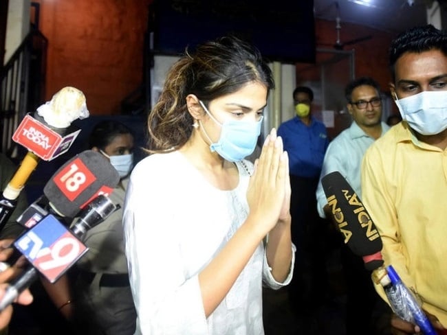 • পাশাপাশি সমন পাঠানো হয়েছে সুশান্তের বন্ধু ও ফ্ল্যাটমেট সিদ্ধার্থ পিঠানিকেও । এর আগে শনিবার তাঁকে হাজিরার জন্য সমন পাঠানো হলেও তিনি উপস্থিত হননি । • পাশাপাশি সমন পাঠানো হয়েছে সুশান্তের বন্ধু ও ফ্ল্যাটমেট সিদ্ধার্থ পিঠানিকেও । এর আগে শনিবার তাঁকে হাজিরার জন্য সমন পাঠানো হলেও তিনি উপস্থিত হননি ।