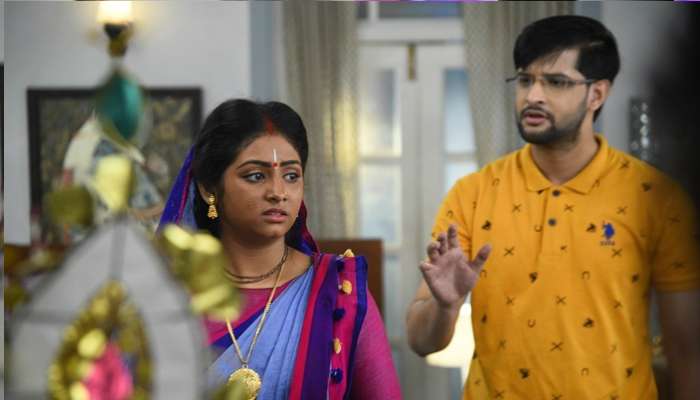 জানা গিয়েছে, সোমবার ধারাবাহিকের শ্যুটিং করছিলেন নীল ৷ সকাল থেকেই স্বাদ ও গন্ধ অনুভব করতে পারছিলেন না তিনি৷ তারপরই বাড়ি এসে টেস্টের সিদ্ধান্ত নেন ৷ টেস্ট রেজাল্ট আসতেই স্পষ্ট হয়ে যায়, তিনি করোনা ভাইরাসে আক্রান্ত ৷ আপাতত নিজেকে ঘরবন্দি করেছেন নীল ৷ জানা গিয়েছে, সোমবার ধারাবাহিকের শ্যুটিং করছিলেন নীল ৷ সকাল থেকেই স্বাদ ও গন্ধ অনুভব করতে পারছিলেন না তিনি৷ তারপরই বাড়ি এসে টেস্টের সিদ্ধান্ত নেন ৷ টেস্ট রেজাল্ট আসতেই স্পষ্ট হয়ে যায়, তিনি করোনা ভাইরাসে আক্রান্ত ৷ আপাতত নিজেকে ঘরবন্দি করেছেন নীল ৷