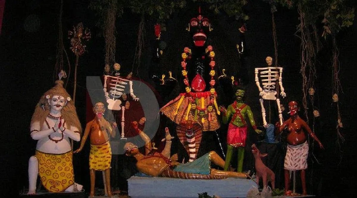 • কিন্তু এই পুজো করার নানারকম আচার আছে। সাধারণত বাড়িতে যে কালী পুজো করা হয়, তাঁকে বলা হয় রক্ষা কালী বা শ্যামা কালী। সাধারণত বাড়িতে শ্মশান কালী পুজো করা উচিত না। শ্মশানেই শ্মশানেই এই কালীর রূপ পুজো করা উচিত। • কিন্তু এই পুজো করার নানারকম আচার আছে। সাধারণত বাড়িতে যে কালী পুজো করা হয়, তাঁকে বলা হয় রক্ষা কালী বা শ্যামা কালী। সাধারণত বাড়িতে শ্মশান কালী পুজো করা উচিত না। শ্মশানেই শ্মশানেই এই কালীর রূপ পুজো করা উচিত।