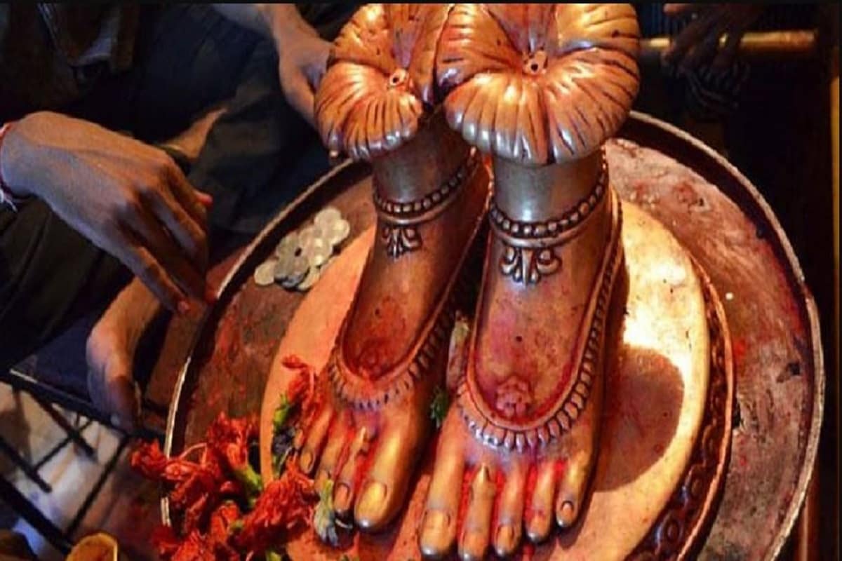 এই অমাবস্যার প্রভাব অপরিসীম৷ এই দিনে অতি অবশ্যই শুদ্ধাচারে থাকতে হয়৷ হিন্দু মহিলাদের এই অমাবস্যার দিন অবশ্যই বাড়ি ঘরদোর পরিষ্কার করতে হয়। বাড়িতে যেন কোনও এঁটো বাসন না থাকে। চৌকাঠ সঠিকভাবে সকালেই জল দিয়ে ধুয়ে নিন৷ তার আগে কেউ যেন চৌকঠ না ডিঙোয়৷ ভাল করে ঘর পরিষ্কার করতে হয়৷ এই অমাবস্যার প্রভাব অপরিসীম৷ এই দিনে অতি অবশ্যই শুদ্ধাচারে থাকতে হয়৷ হিন্দু মহিলাদের এই অমাবস্যার দিন অবশ্যই বাড়ি ঘরদোর পরিষ্কার করতে হয়। বাড়িতে যেন কোনও এঁটো বাসন না থাকে। চৌকাঠ সঠিকভাবে সকালেই জল দিয়ে ধুয়ে নিন৷ তার আগে কেউ যেন চৌকঠ না ডিঙোয়৷ ভাল করে ঘর পরিষ্কার করতে হয়৷
