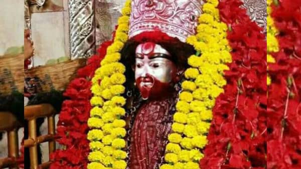• মা তারার অপর নাম কৌশিকী। পুরাণ মতে, কৌশিকী রূপেই শুম্ভ নিশুম্ভকে বধ করেছিলেন মা তারা। কথিত আছে, এই তিথিতেই তারাপীঠের মহাশ্মশানের শ্বেতশিমূল গাছের তলায় সাধনা করে সিদ্ধিলাভ করেছিলেন সাধক বামাক্ষ্যাপা। সেই বিশ্বাসেই কৌশিকী অমাবস্যাতে লক্ষাধিক পুণ্যার্থীদের ভিড় হয় তারাপীঠে। • মা তারার অপর নাম কৌশিকী। পুরাণ মতে, কৌশিকী রূপেই শুম্ভ নিশুম্ভকে বধ করেছিলেন মা তারা। কথিত আছে, এই তিথিতেই তারাপীঠের মহাশ্মশানের শ্বেতশিমূল গাছের তলায় সাধনা করে সিদ্ধিলাভ করেছিলেন সাধক বামাক্ষ্যাপা। সেই বিশ্বাসেই কৌশিকী অমাবস্যাতে লক্ষাধিক পুণ্যার্থীদের ভিড় হয় তারাপীঠে।