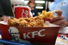 করোনা আবহে আঙুল চাটা বিপজ্জনক! 'Finger Lickin’ Good' ট্যাগ বাতিল KFC-র
