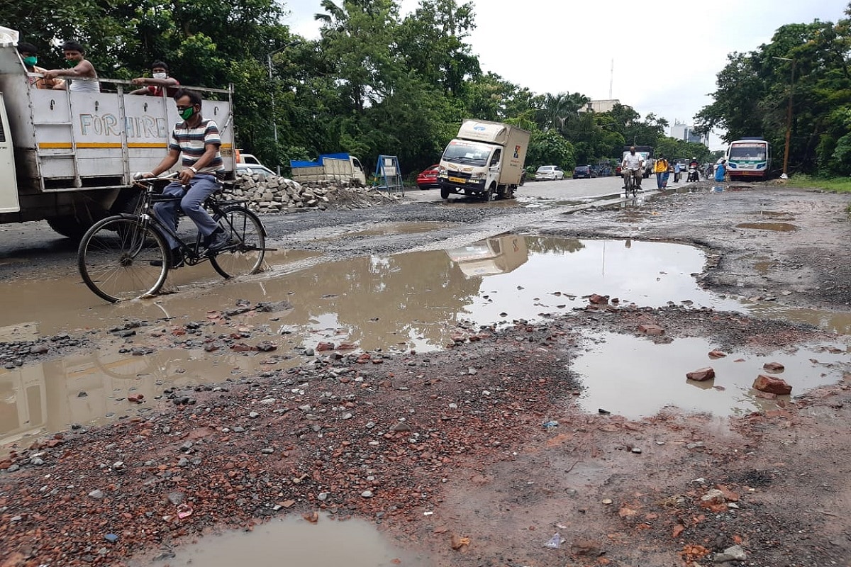 ▪️বাইক ও সাইকেলে যে আরোহীরা আসছেন তাদের অবস্থা আরও করুণ। একদিকে অটো ও প্রাইভেটকার এবং বাস্তু রয়েছেই রাক্ষসের মত আসছে ট্রাক-লরি কখন যে কি চাপা পড়ে যান সেই আতঙ্কে ভুগছেন বাইক থেকে স্কুটি এমনকি সাইকেলের আরোহীরা। সাইকেল-আরোহী মনোজ দাস অভিযোগ করেন, প্রতিবছর কেন বর্ষার সময় এই রাস্তা সরাতে হয়?? সারাবছর কি ঘুমিয়ে থাকে প্রশাসন। ▪️বাইক ও সাইকেলে যে আরোহীরা আসছেন তাদের অবস্থা আরও করুণ। একদিকে অটো ও প্রাইভেটকার এবং বাস্তু রয়েছেই রাক্ষসের মত আসছে ট্রাক-লরি কখন যে কি চাপা পড়ে যান সেই আতঙ্কে ভুগছেন বাইক থেকে স্কুটি এমনকি সাইকেলের আরোহীরা। সাইকেল-আরোহী মনোজ দাস অভিযোগ করেন, প্রতিবছর কেন বর্ষার সময় এই রাস্তা সরাতে হয়?? সারাবছর কি ঘুমিয়ে থাকে প্রশাসন।