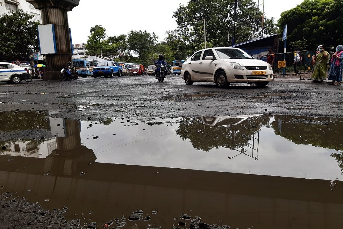 ▪️জোকা থেকে কবরডাঙ্গা হয়ে টালিগঞ্জ যাওয়ার জন্য অন্যতম গুরুত্বপূর্ণ রাস্তা মহাত্মা গান্ধী রোড।এই রাস্তার উপর রয়েছে ঠাকুরপুকুর ক্যান্সার হাসপাতাল এর মত চিকিৎসা কেন্দ্র। ১৪৩ নম্বর ওয়ার্ডের অংশে বিপজ্জনক ভাবে রাস্তায় গর্ত তাতে জল জমে ভয়ানক অবস্থা। এখানে প্রাণ হাতে করে রাস্তায় নিত্য পথ চলছেন বাসিন্দারা। নিকাশি ব্যবস্থা ঠিক না থাকায় ফিবছর জোড়া তাপী দেওয়ায় রাস্তা উঁচু হচ্ছে কিন্তু বছর না ঘুরতেই রাস্তা ভেঙে যাচ্ছে বলে অভিযোগ স্থানীয় বাসিন্দা রাজু সাউ এর। ▪️জোকা থেকে কবরডাঙ্গা হয়ে টালিগঞ্জ যাওয়ার জন্য অন্যতম গুরুত্বপূর্ণ রাস্তা মহাত্মা গান্ধী রোড।এই রাস্তার উপর রয়েছে ঠাকুরপুকুর ক্যান্সার হাসপাতাল এর মত চিকিৎসা কেন্দ্র। ১৪৩ নম্বর ওয়ার্ডের অংশে বিপজ্জনক ভাবে রাস্তায় গর্ত তাতে জল জমে ভয়ানক অবস্থা। এখানে প্রাণ হাতে করে রাস্তায় নিত্য পথ চলছেন বাসিন্দারা। নিকাশি ব্যবস্থা ঠিক না থাকায় ফিবছর জোড়া তাপী দেওয়ায় রাস্তা উঁচু হচ্ছে কিন্তু বছর না ঘুরতেই রাস্তা ভেঙে যাচ্ছে বলে অভিযোগ স্থানীয় বাসিন্দা রাজু সাউ এর।