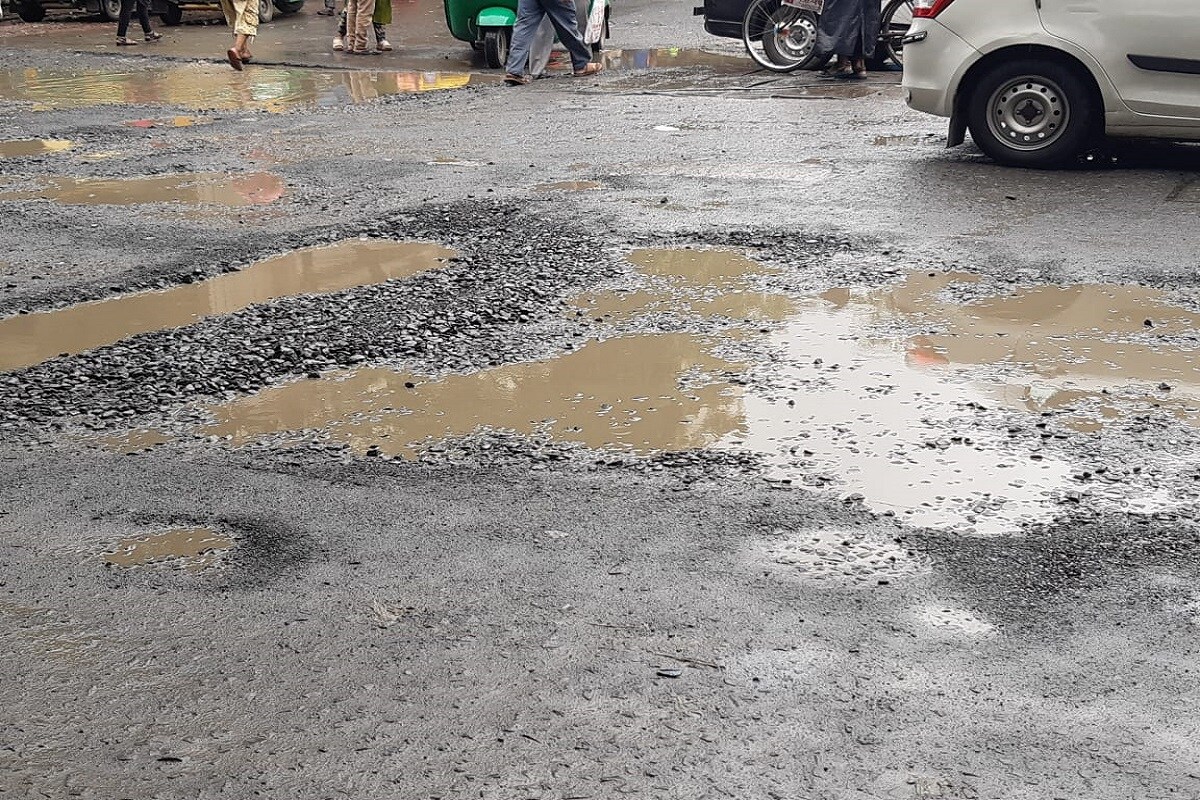▪️বাসিন্দাদের অভিযোগের কথা স্বীকার করে নিয়েছেন ১৪৩ নম্বর ওয়ার্ডের কো-অর্ডিনেটর ইন্দ্রজিৎ ভট্টাচার্য।তিনি বলেন কলকাতা পৌরসভার পক্ষ থেকে এই রাস্তার মেরামতির কাজ শুরু করা হয়েছিল তবে লকডাউন ও গত কয়েক দিনের বৃষ্টির জেরে থমকে আছে। বৃষ্টি কমলেই রাস্তা মেরামতের কাজ দ্রুত শুরু করা হবে। ▪️বাসিন্দাদের অভিযোগের কথা স্বীকার করে নিয়েছেন ১৪৩ নম্বর ওয়ার্ডের কো-অর্ডিনেটর ইন্দ্রজিৎ ভট্টাচার্য।তিনি বলেন কলকাতা পৌরসভার পক্ষ থেকে এই রাস্তার মেরামতির কাজ শুরু করা হয়েছিল তবে লকডাউন ও গত কয়েক দিনের বৃষ্টির জেরে থমকে আছে। বৃষ্টি কমলেই রাস্তা মেরামতের কাজ দ্রুত শুরু করা হবে।