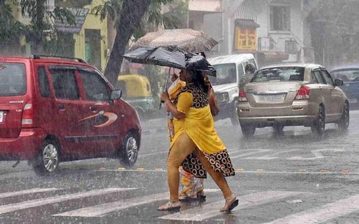 দিনভর বৃষ্টিতে নাজেহাল মানুষ। সপ্তাহ শেষে ভারী বৃষ্টিপাত হবে উত্তরবঙ্গের জেলাগুলিতেও৷ বৃষ্টি বাড়বে বৃহস্পতিবার থেকে।photo source collected দিনভর বৃষ্টিতে নাজেহাল মানুষ। সপ্তাহ শেষে ভারী বৃষ্টিপাত হবে উত্তরবঙ্গের জেলাগুলিতেও৷ বৃষ্টি বাড়বে বৃহস্পতিবার থেকে।photo source collected