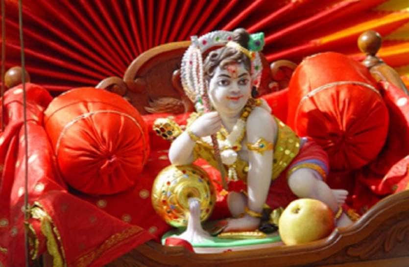 • নতুন করে সাজিয়ে তুলুন কৃষ্ণ মূর্তিকে ৷ পরান নতুন পোশাক, গয়না ৷ কৃষ্ণকে ভোগ দিন মাখন, মিছরি ৷ ভোগের সঙ্গে তুলসি পাতা দিতে কিন্তু ভুলবেন না ৷ ঘিয়ের প্রদীপ জ্বালিয়ে আরতি করুন ৷ সকাল থেকে ঘরে কৃষ্ণ নাম করতে পারেন ৷ সুগন্ধে ভরিয়ে তুলুন গোটা বাড়িকে ৷ বাড়িতে কোনও বাচ্চা থাকলে, উপহার দিন তাঁদের ৷ ১০ জন শিশুকে লাড্ডু খাওয়াতে ভুলবেন না ৷ সঙ্গে থাক অল্প মাখন ৷ ব্রতপালনের দিন সম্ভব হলে উপবাস করুন। • নতুন করে সাজিয়ে তুলুন কৃষ্ণ মূর্তিকে ৷ পরান নতুন পোশাক, গয়না ৷ কৃষ্ণকে ভোগ দিন মাখন, মিছরি ৷ ভোগের সঙ্গে তুলসি পাতা দিতে কিন্তু ভুলবেন না ৷ ঘিয়ের প্রদীপ জ্বালিয়ে আরতি করুন ৷ সকাল থেকে ঘরে কৃষ্ণ নাম করতে পারেন ৷ সুগন্ধে ভরিয়ে তুলুন গোটা বাড়িকে ৷ বাড়িতে কোনও বাচ্চা থাকলে, উপহার দিন তাঁদের ৷ ১০ জন শিশুকে লাড্ডু খাওয়াতে ভুলবেন না ৷ সঙ্গে থাক অল্প মাখন ৷ ব্রতপালনের দিন সম্ভব হলে উপবাস করুন।