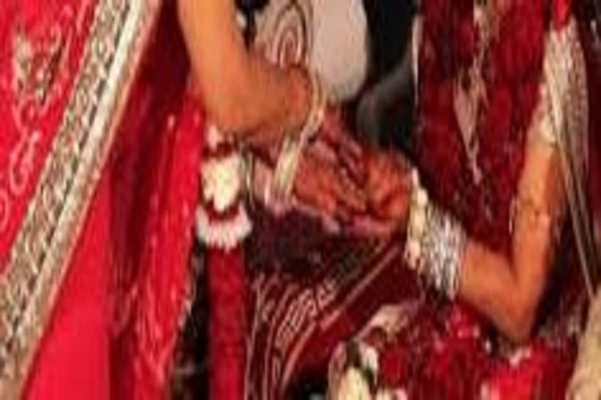 অযোধ্যায় ঘোর চাঞ্চল্য৷ শুক্রবার এক ঘটনা সামনে আসায় চমকে গেছেন সকলেই৷ দুই যুবতী একটি মন্দিরে গিয়ে বিয়ে সেরে ফেলেন৷ ঘটনার সঙ্গে সঙ্গেই তা আগুনের গতিতে ছড়িয়ে পড়ে৷ সমলিঙ্গের এই বিয়ে নিয়ে একেবারে জোর আলোচনা! Photo- Representative অযোধ্যায় ঘোর চাঞ্চল্য৷ শুক্রবার এক ঘটনা সামনে আসায় চমকে গেছেন সকলেই৷ দুই যুবতী একটি মন্দিরে গিয়ে বিয়ে সেরে ফেলেন৷ ঘটনার সঙ্গে সঙ্গেই তা আগুনের গতিতে ছড়িয়ে পড়ে৷ সমলিঙ্গের এই বিয়ে নিয়ে একেবারে জোর আলোচনা! Photo- Representative