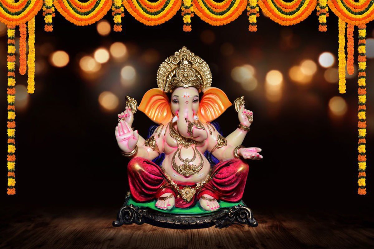 তবে জন্মতিথি সংক্রান্ত মাসটি নিয়ে মতবিরোধ থাকলেও উপাসনার নিয়মে কোনও বিরোধ নেই। গণেশের গাত্রবর্ণ লাল, তাই এই রং তাঁর বিশেষ প্রিয় বলে বর্ণনা করা হয়ে থাকে। বলা হয়ে থাকে যে ৫ সংখ্যাটিও তাঁর অতীব প্রিয়। তাই এই দিন পাঁচটি লালরঙের ফুল, পাঁচটি লালরঙের মিষ্টি, পাঁচটি প্রদীপ সিদ্ধিদাতার উদ্দেশে নিবেদনের রেওয়াজ আছে। তবে জন্মতিথি সংক্রান্ত মাসটি নিয়ে মতবিরোধ থাকলেও উপাসনার নিয়মে কোনও বিরোধ নেই। গণেশের গাত্রবর্ণ লাল, তাই এই রং তাঁর বিশেষ প্রিয় বলে বর্ণনা করা হয়ে থাকে। বলা হয়ে থাকে যে ৫ সংখ্যাটিও তাঁর অতীব প্রিয়। তাই এই দিন পাঁচটি লালরঙের ফুল, পাঁচটি লালরঙের মিষ্টি, পাঁচটি প্রদীপ সিদ্ধিদাতার উদ্দেশে নিবেদনের রেওয়াজ আছে।