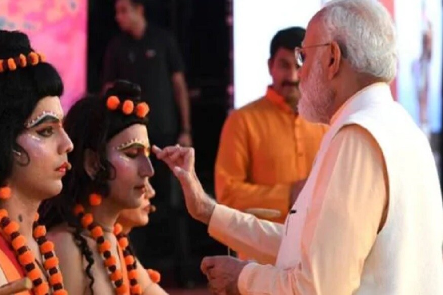 অযোধ্যায় সকেত কলোনিতে বেলা সাড়ে ১১টায় নামবে প্রধানমন্ত্রীর হেলিকপ্টার৷ সেখান থেকে সোজা প্রধানমন্ত্রীর কনভয় যাবে হনুমান গরহি মন্দিরে৷ ১১টা ৪০ মিনিটে৷ অযোধ্যায় সকেত কলোনিতে বেলা সাড়ে ১১টায় নামবে প্রধানমন্ত্রীর হেলিকপ্টার৷ সেখান থেকে সোজা প্রধানমন্ত্রীর কনভয় যাবে হনুমান গরহি মন্দিরে৷ ১১টা ৪০ মিনিটে৷