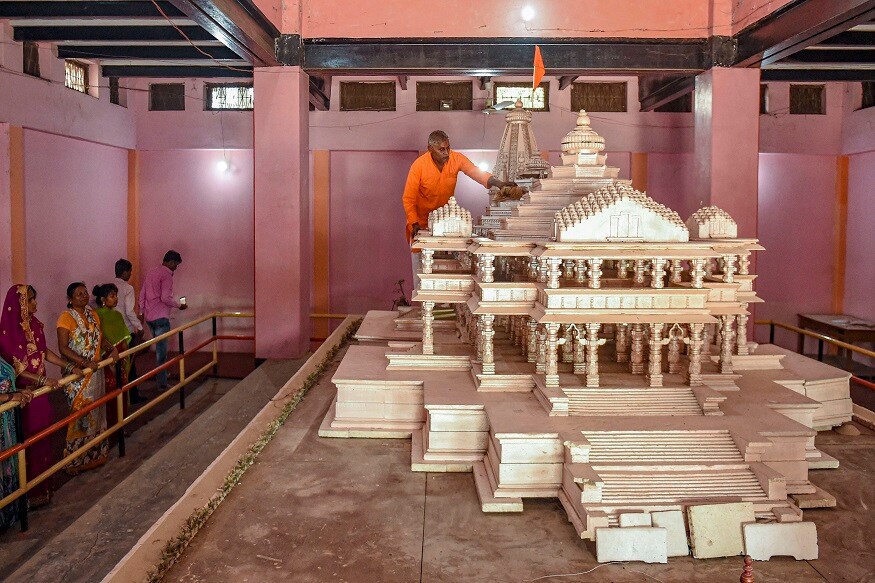 হনুমান গরহিতে পুজো শেষে মোদি ঠিক ১২টায় রাম জন্মভূমি যাবেন৷ সেখানে রামলালা দর্শ করবেন৷ থাকবেন ঠিক ১০ মিনিট৷ এরপর বেলা ঠিক সাড়ে ১২টায় রাম মন্দিরের ভূমিপুজো শুরু হবে৷ ১২টা ৪০ মিনিটে মোদি রাম মন্দিরের ভিত্তি প্রস্তর স্থাপন করবেন৷ হনুমান গরহিতে পুজো শেষে মোদি ঠিক ১২টায় রাম জন্মভূমি যাবেন৷ সেখানে রামলালা দর্শ করবেন৷ থাকবেন ঠিক ১০ মিনিট৷ এরপর বেলা ঠিক সাড়ে ১২টায় রাম মন্দিরের ভূমিপুজো শুরু হবে৷ ১২টা ৪০ মিনিটে মোদি রাম মন্দিরের ভিত্তি প্রস্তর স্থাপন করবেন৷