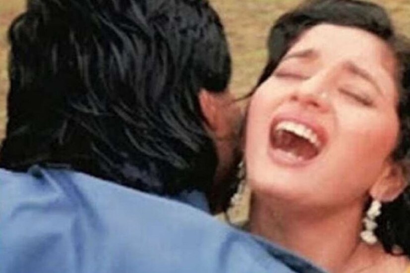 ▪️বলিউডে এমন অনেক রোম্যান্টিক অন্তরঙ্গ দৃশ্য বা ধর্ষণের দৃশ্য শ্যুটের সময় বহু ক্ষেত্রে নায়িকাদের পড়তে হয়েছে অভিনেতাদের অভ্যবতার জালে! অনেক সময় এমন পরিস্থিতি তৈরি হয়েছে সেটে যে নায়িকারা লজ্জার মুখে পড়েছেন এবং পরবর্তীতে সেই অভিনেতাদের সঙ্গে আর কাজ করতে চাননি৷ পেশাদারি মনোভাব সরে গিয়ে কোথাও অভিনেতাদের ব্যক্তিগত আবেদন ধরা পড়েছে নায়িকাদের সমানে৷ আর তাতেই বেড়েছে অস্বস্তি৷ বলিউডের তেমনই কিছু শ্যুটিং-এর ঘটনা তুলে ধরা হল৷ 