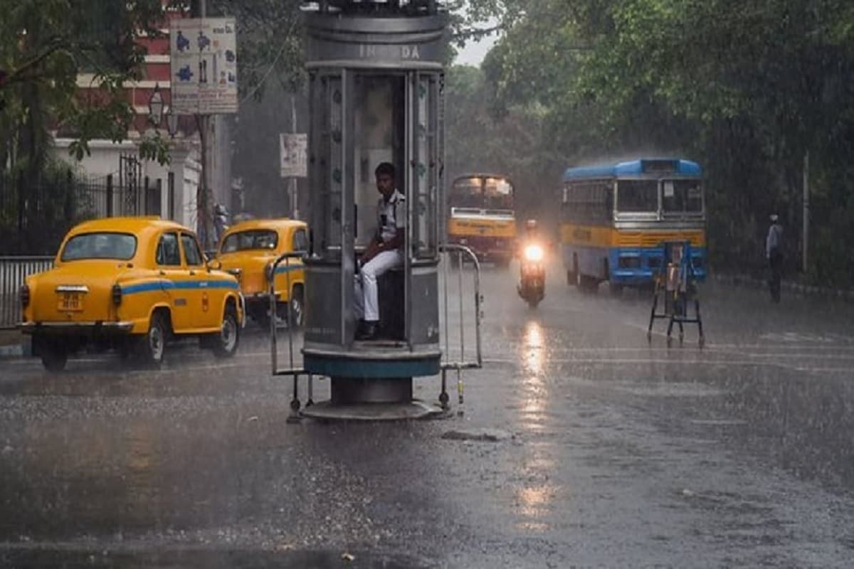 বঙ্গোপসাগরে আগামিকাল অর্থাৎ বুধবার তৈরি হচ্ছে নিম্নচাপ। এর প্রভাবে আবহাওয়ার পরিবর্তন হবে দক্ষিণবঙ্গে। ফলে বৃহস্পতি ও শুক্রবার ভারী বৃষ্টির পূর্বাভাস দিচ্ছে আবহাওয়া দফতর। বঙ্গোপসাগরে আগামিকাল অর্থাৎ বুধবার তৈরি হচ্ছে নিম্নচাপ। এর প্রভাবে আবহাওয়ার পরিবর্তন হবে দক্ষিণবঙ্গে। ফলে বৃহস্পতি ও শুক্রবার ভারী বৃষ্টির পূর্বাভাস দিচ্ছে আবহাওয়া দফতর।