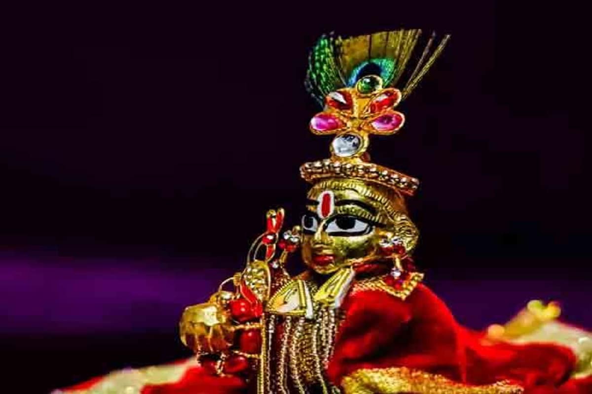 এদেশের মানুষের চোখে তিনি পরমপুরুষ। ভাগবত অনুযায়ী ,মামা কংসের অত্যাচার থেকে মথুরাবাসীকে বাঁচাতে আদ্যাশক্তির আশির্বাদে এই তিথিতেই আবির্ভূত হয়েছিলেন শ্রীকৃষ্ণ। সেই উপলক্ষ্যে এদিনই গোটা দেশে পালিত হয় জন্মাষ্টমী। এদেশের মানুষের চোখে তিনি পরমপুরুষ। ভাগবত অনুযায়ী ,মামা কংসের অত্যাচার থেকে মথুরাবাসীকে বাঁচাতে আদ্যাশক্তির আশির্বাদে এই তিথিতেই আবির্ভূত হয়েছিলেন শ্রীকৃষ্ণ। সেই উপলক্ষ্যে এদিনই গোটা দেশে পালিত হয় জন্মাষ্টমী।